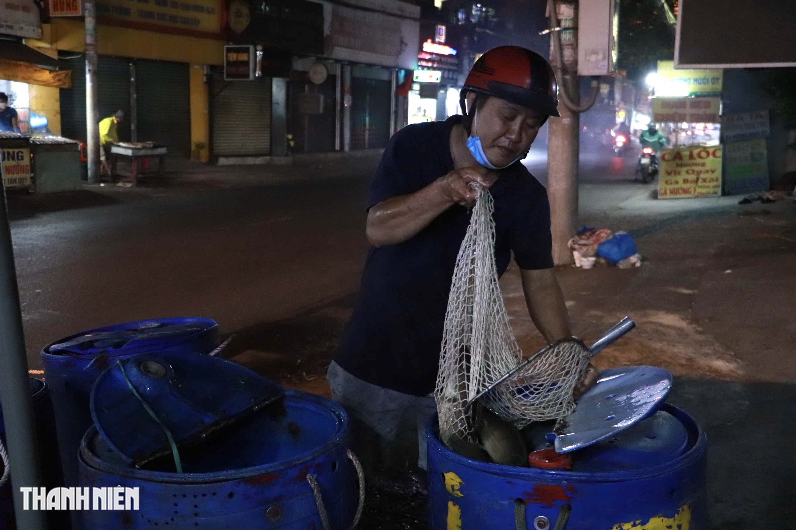 Cá lóc nướng vía Thần Tài ở TP.HCM: Vắng dần cảnh chuẩn bị vài tấn - Ảnh 8.