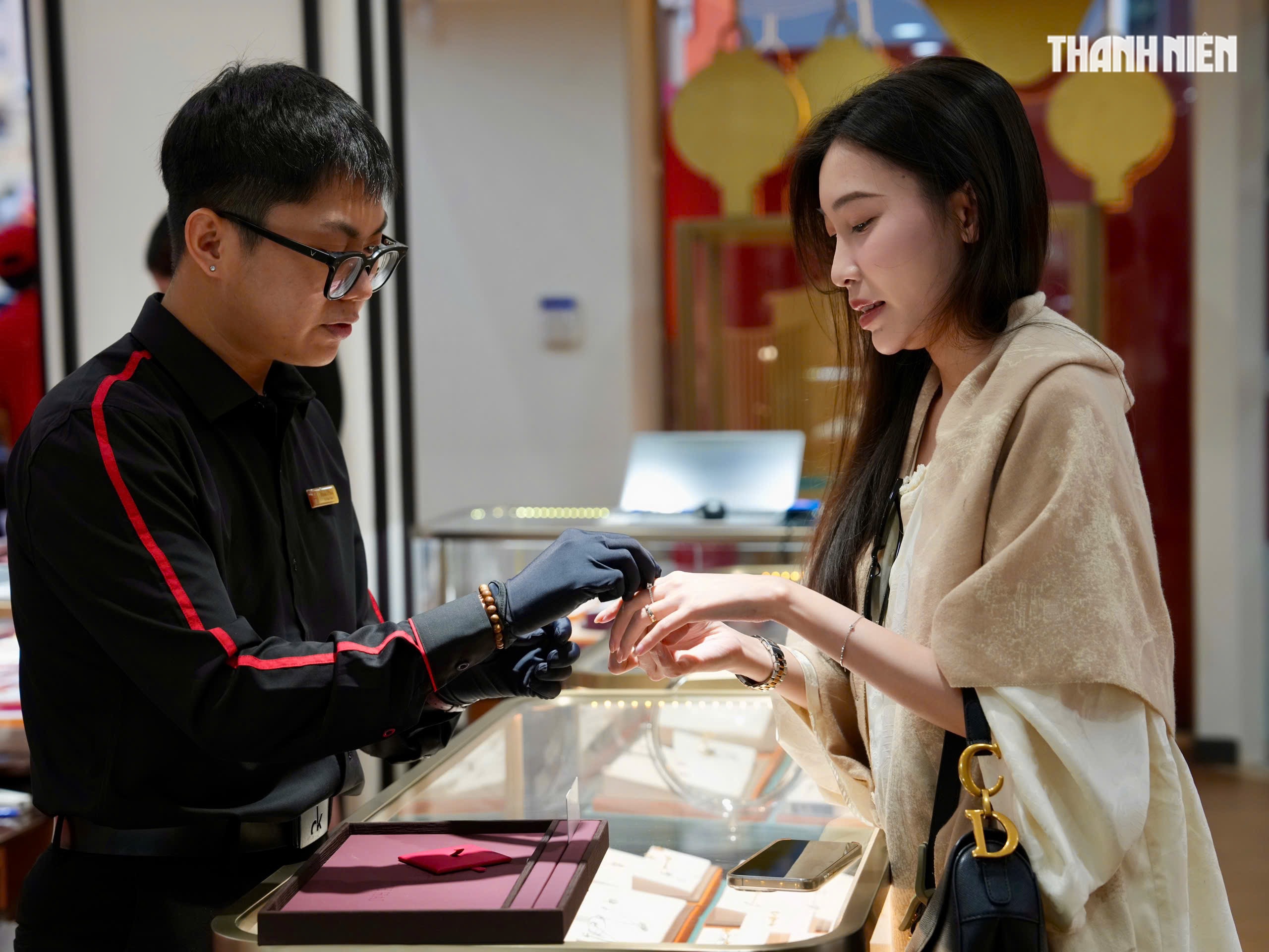 Chen chân mua vàng cầu may, tiệm vàng tại TP.HCM 'nghẹt thở' ngày vía Thần tài- Ảnh 12. Chen chân mua vàng cầu may, tiệm vàng tại TP.HCM 'nghẹt thở' ngày vía Thần tài- Ảnh 12.