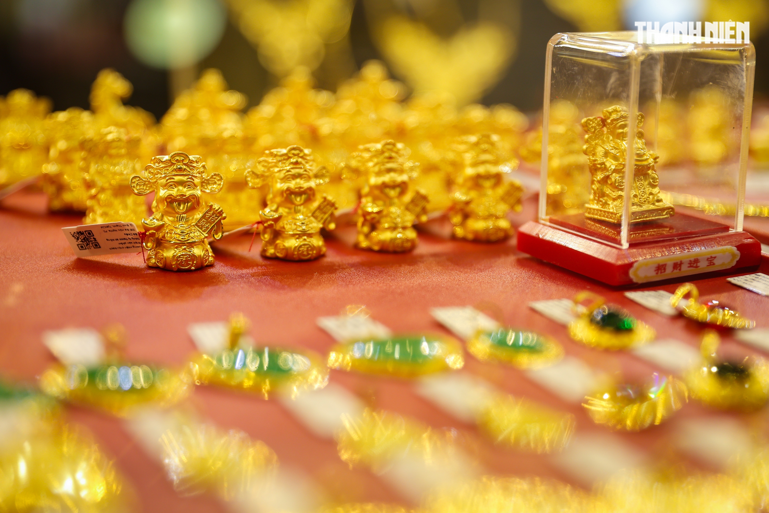 Chen chân mua vàng cầu may, tiệm vàng tại TP.HCM 'nghẹt thở' ngày vía Thần tài- Ảnh 11. Chen chân mua vàng cầu may, tiệm vàng tại TP.HCM 'nghẹt thở' ngày vía Thần tài- Ảnh 11.