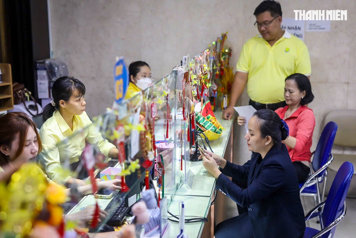 Chen chân mua vàng cầu may, tiệm vàng tại TP.HCM 'nghẹt thở' ngày vía Thần tài- Ảnh 17. Chen chân mua vàng cầu may, tiệm vàng tại TP.HCM 'nghẹt thở' ngày vía Thần tài- Ảnh 17.