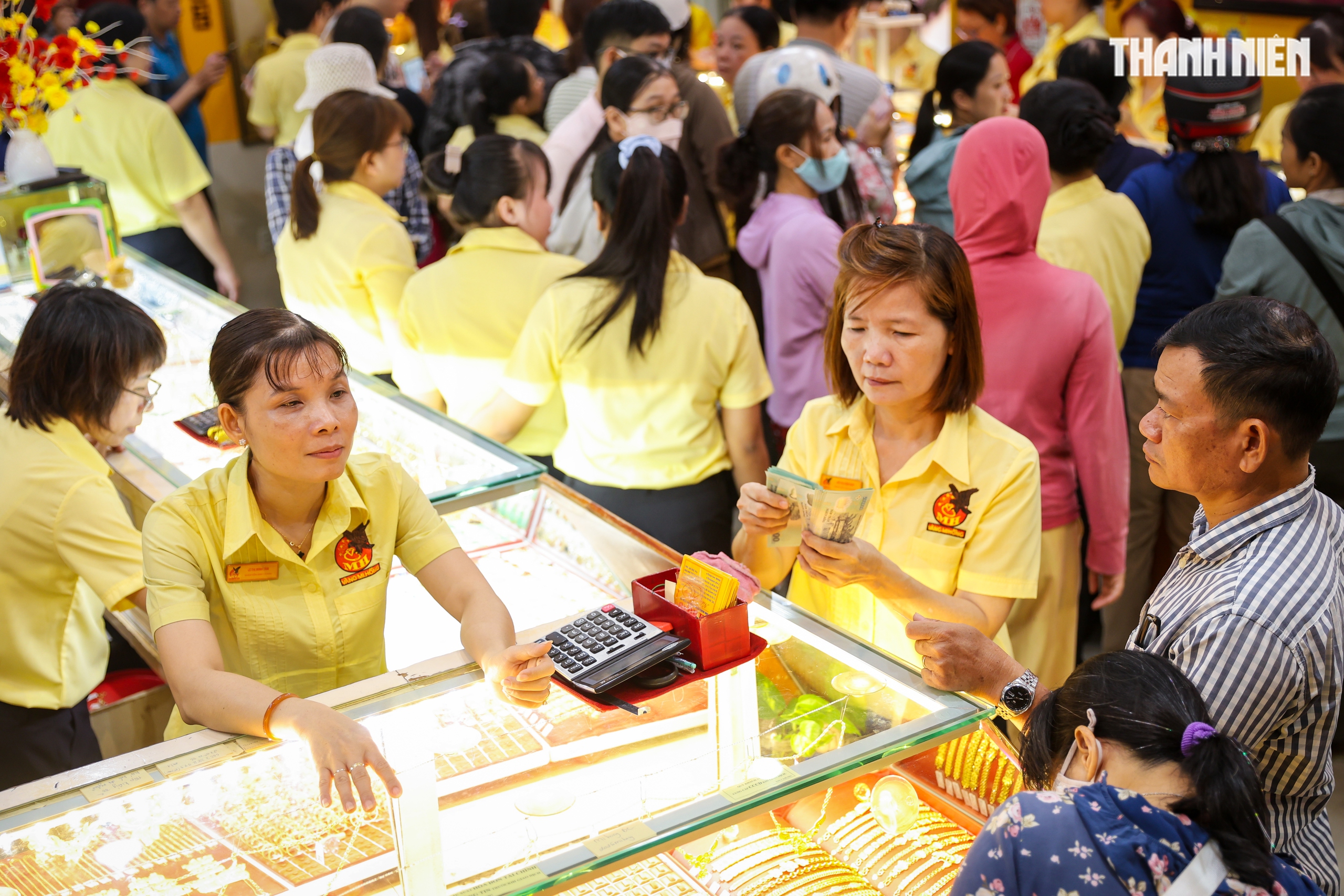 Chen chân mua vàng cầu may, tiệm vàng tại TP.HCM 'nghẹt thở' ngày vía Thần tài- Ảnh 6. Chen chân mua vàng cầu may, tiệm vàng tại TP.HCM 'nghẹt thở' ngày vía Thần tài- Ảnh 6.