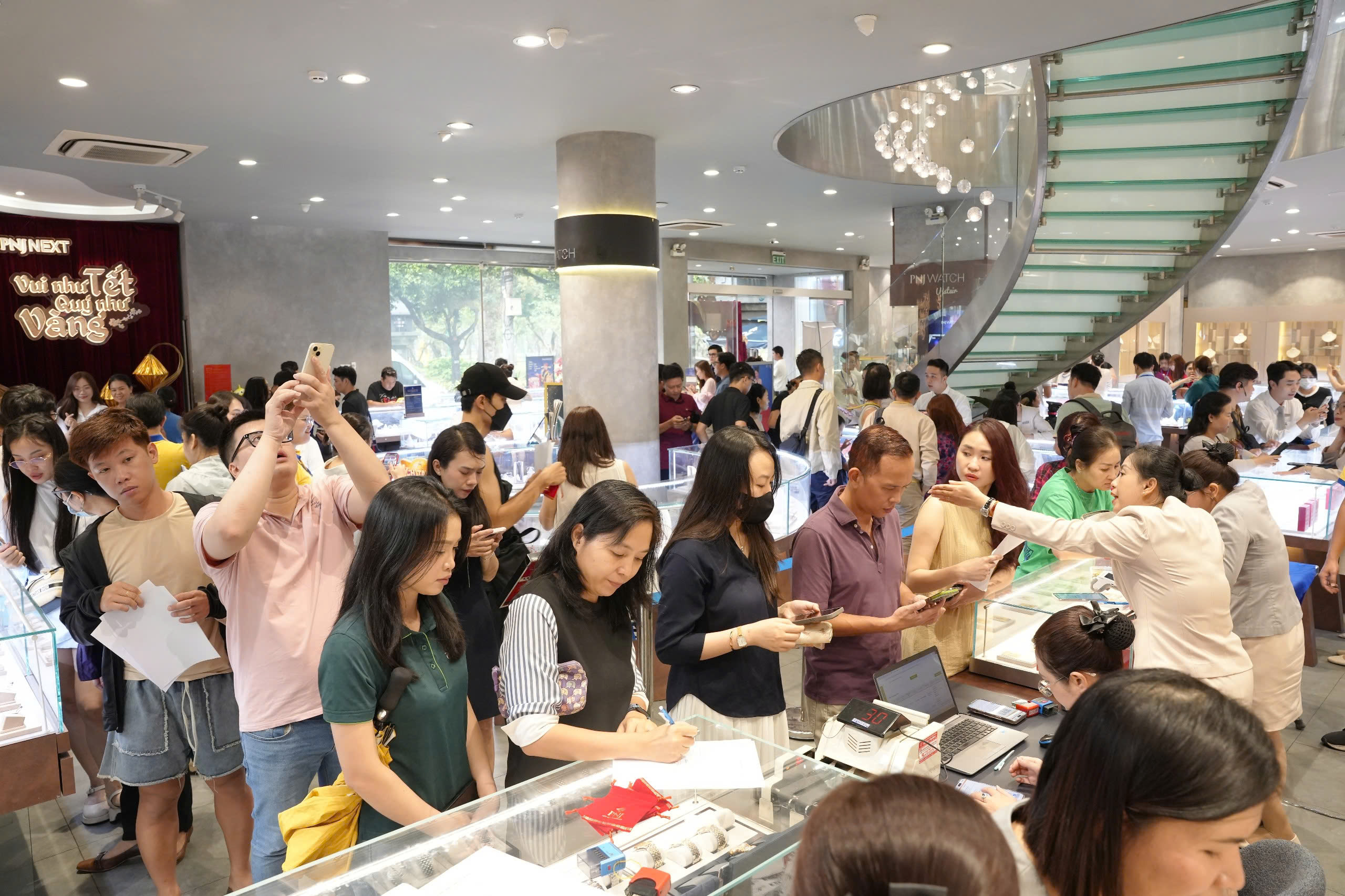 Giá vàng tăng trong ngày Thần tài- Ảnh 3.