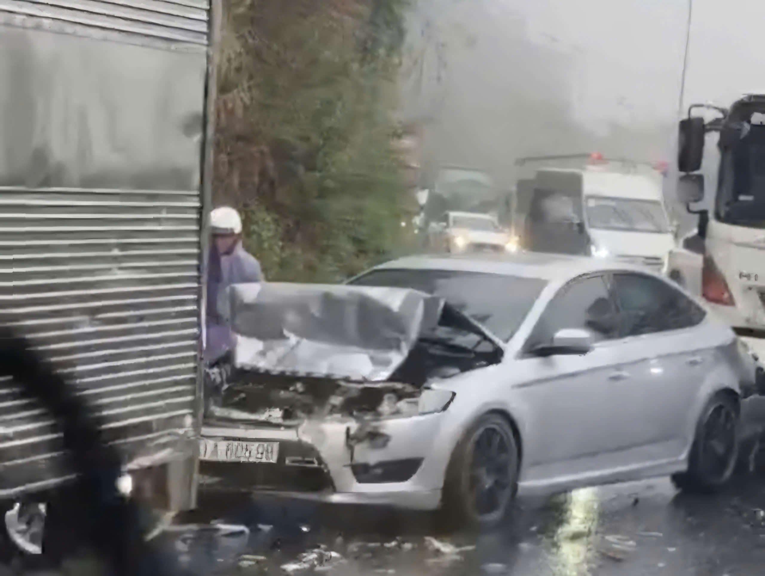 Mưa lớn, 3 ô tô tông liên hoàn trên đèo Bảo Lộc, giao thông ùn ứ - Ảnh 1.