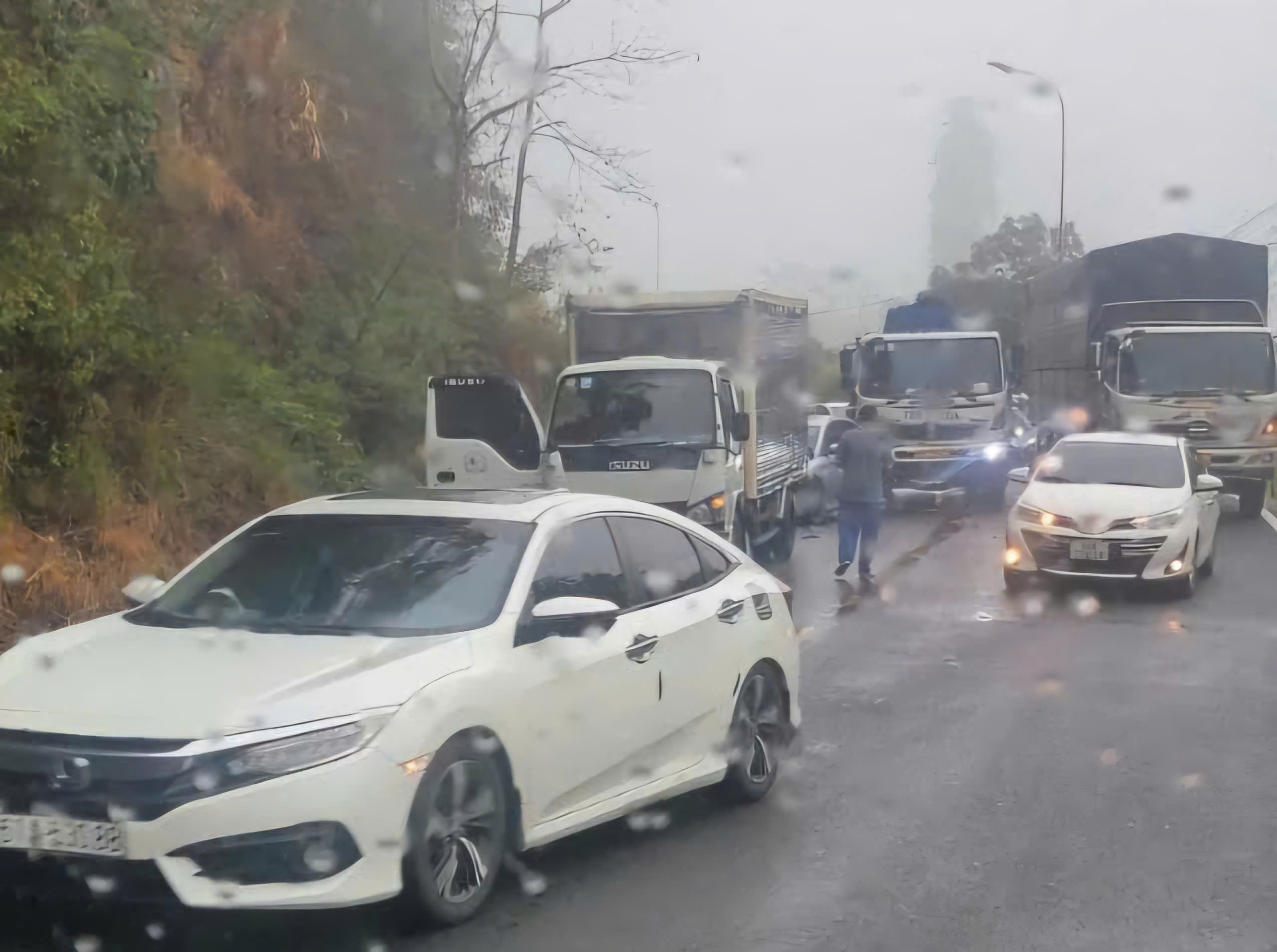 Mưa lớn, 3 ô tô tông liên hoàn trên đèo Bảo Lộc, giao thông ùn ứ - Ảnh 2.
