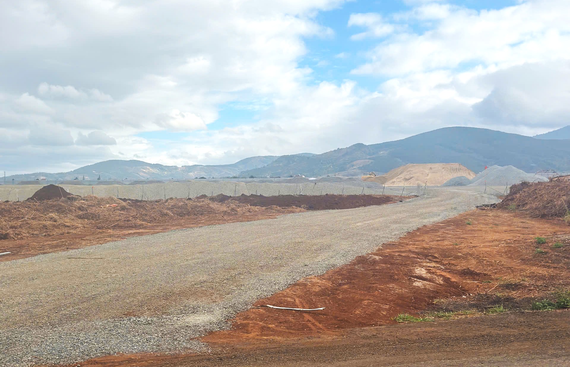 Sân bay Liên Khương trước giờ đóng cửa để sửa chữa - Ảnh 2.