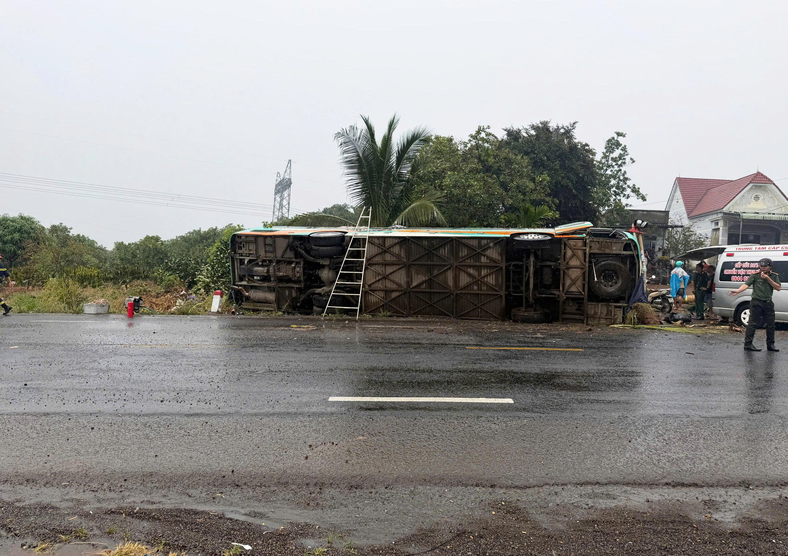 Lật xe khách trên quốc lộ 14 làm 1 người chết, 2 người bị thương - Ảnh 2.