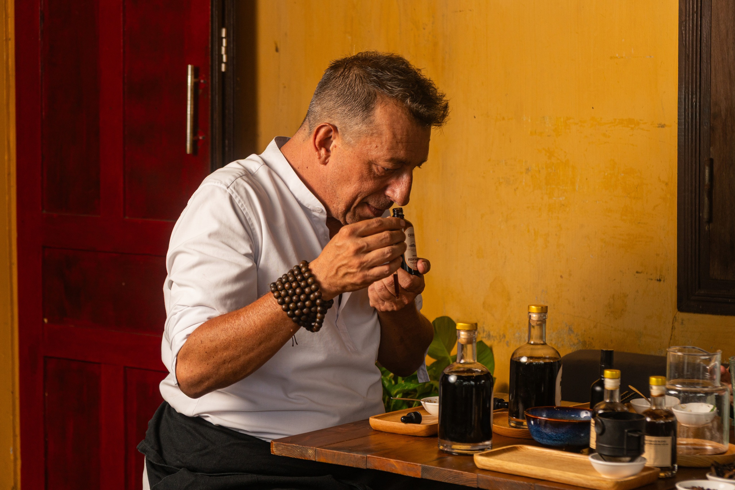 Khách Tây làm nước mắm, dệt thổ cẩm ở khách sạn 2 Keys MICHELIN ở Hội An - Ảnh 1.