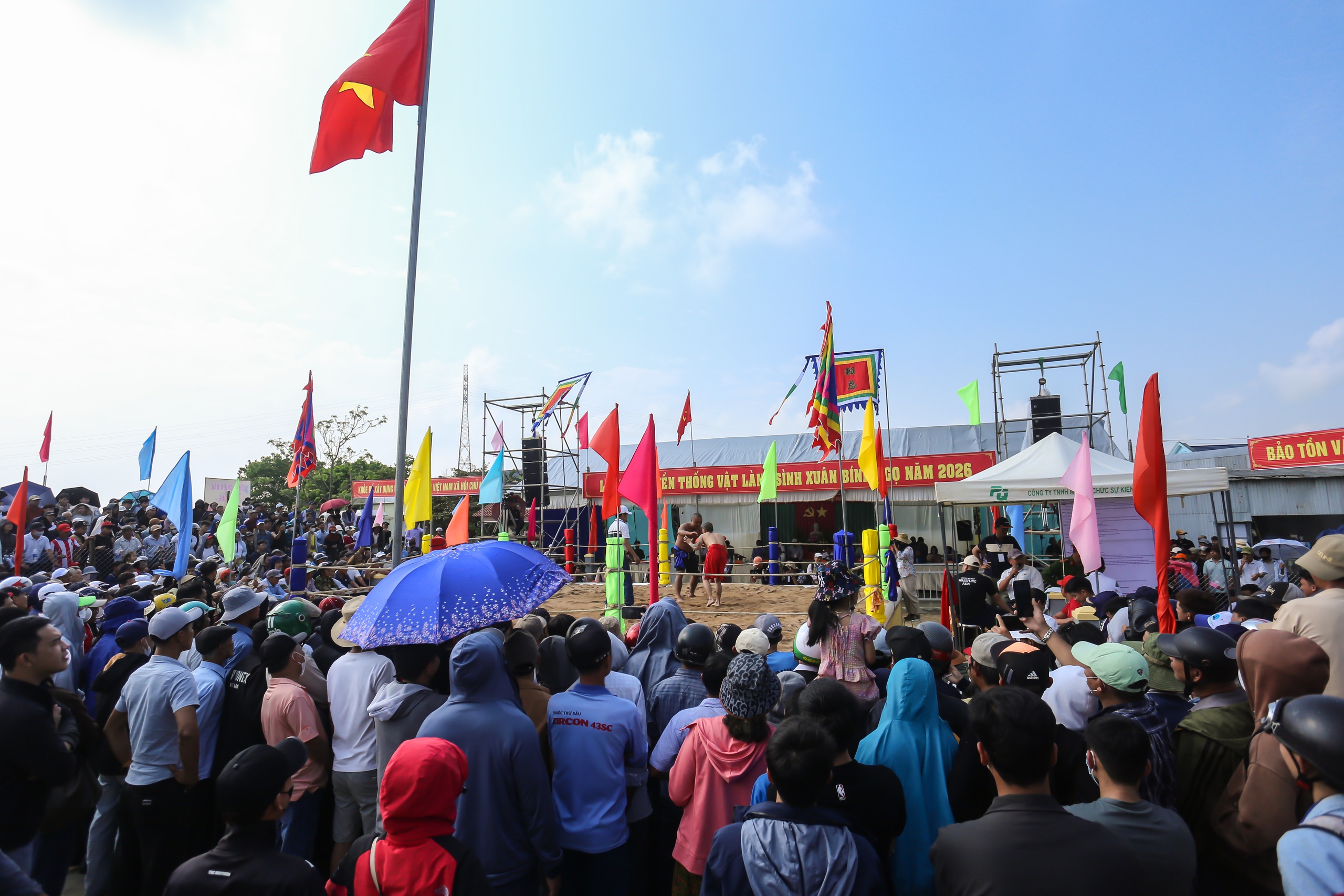 Xem thanh niên trai tráng so tài kịch tính ở hội vật có từ thời chúa Nguyễn- Ảnh 1. Xem thanh niên trai tráng so tài kịch tính ở hội vật có từ thời chúa Nguyễn- Ảnh 1.