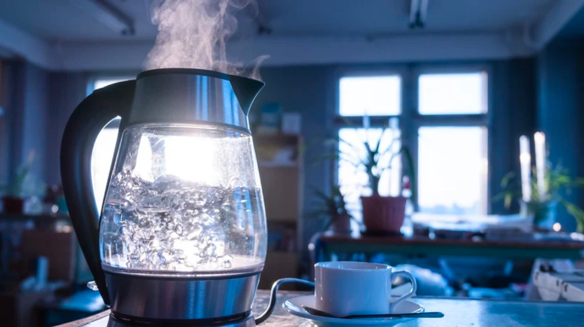 Nước đ&aacute; kh&ocirc;ng gi&uacute;p 'm&aacute;t' khi trời n&oacute;ng như bạn tưởng - Ảnh 1.