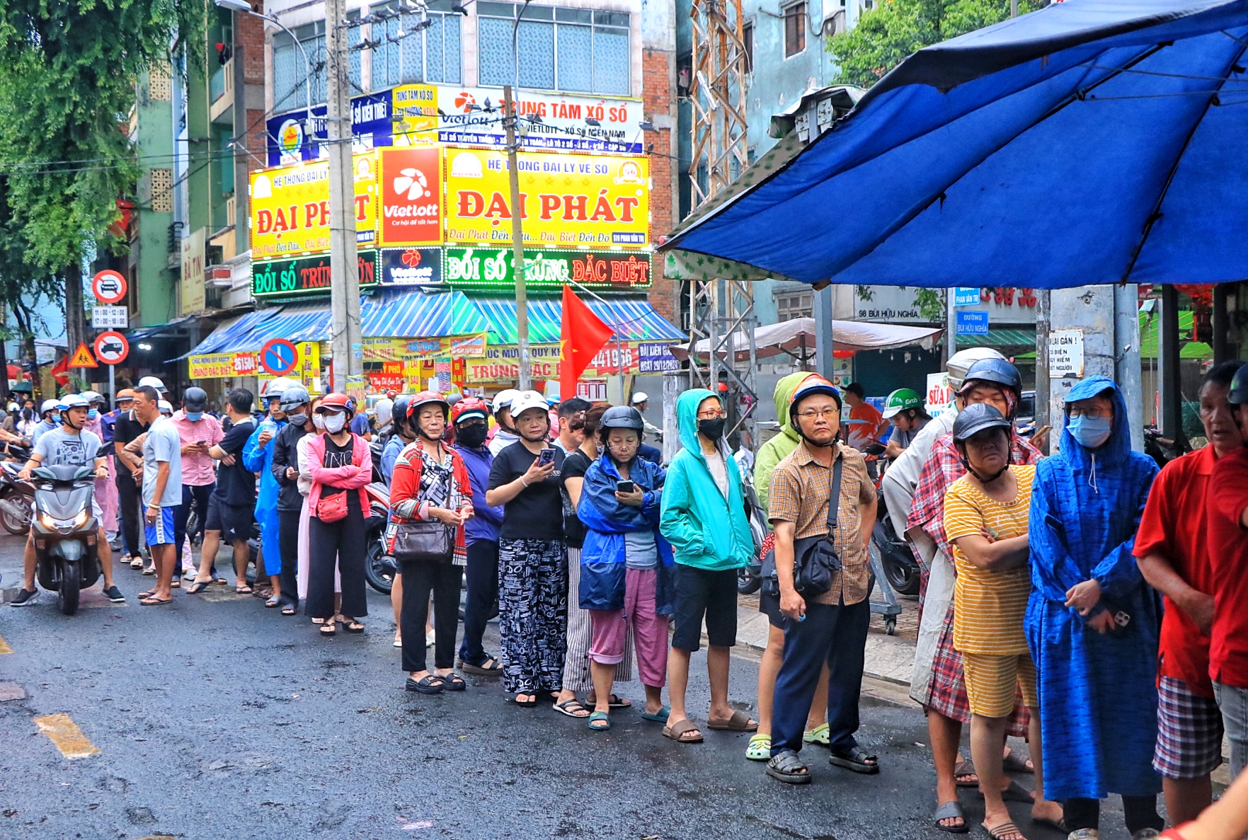 Sáng nay hàng dài người dân TP.HCM đội mưa mua vịt quay, heo quay ngày Thần tài - Ảnh 1.