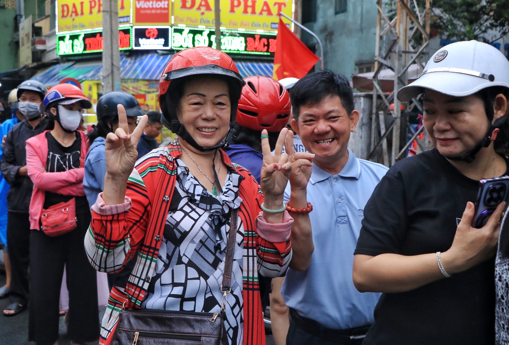 Sáng nay hàng dài người dân TP.HCM đội mưa mua vịt quay, heo quay ngày Thần tài - Ảnh 4.