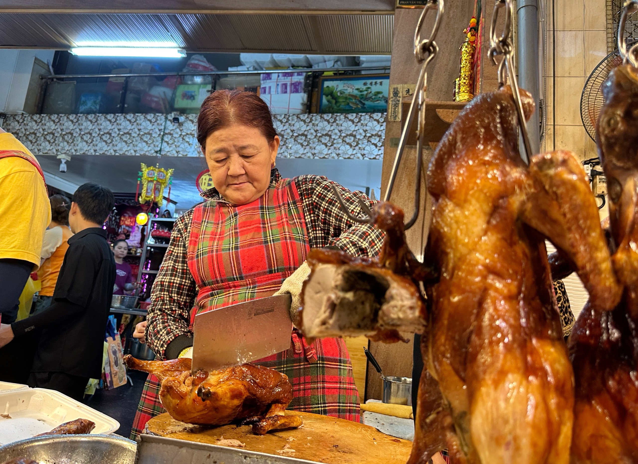 Sáng nay hàng dài người dân TP.HCM đội mưa mua vịt quay, heo quay ngày Thần tài - Ảnh 6.