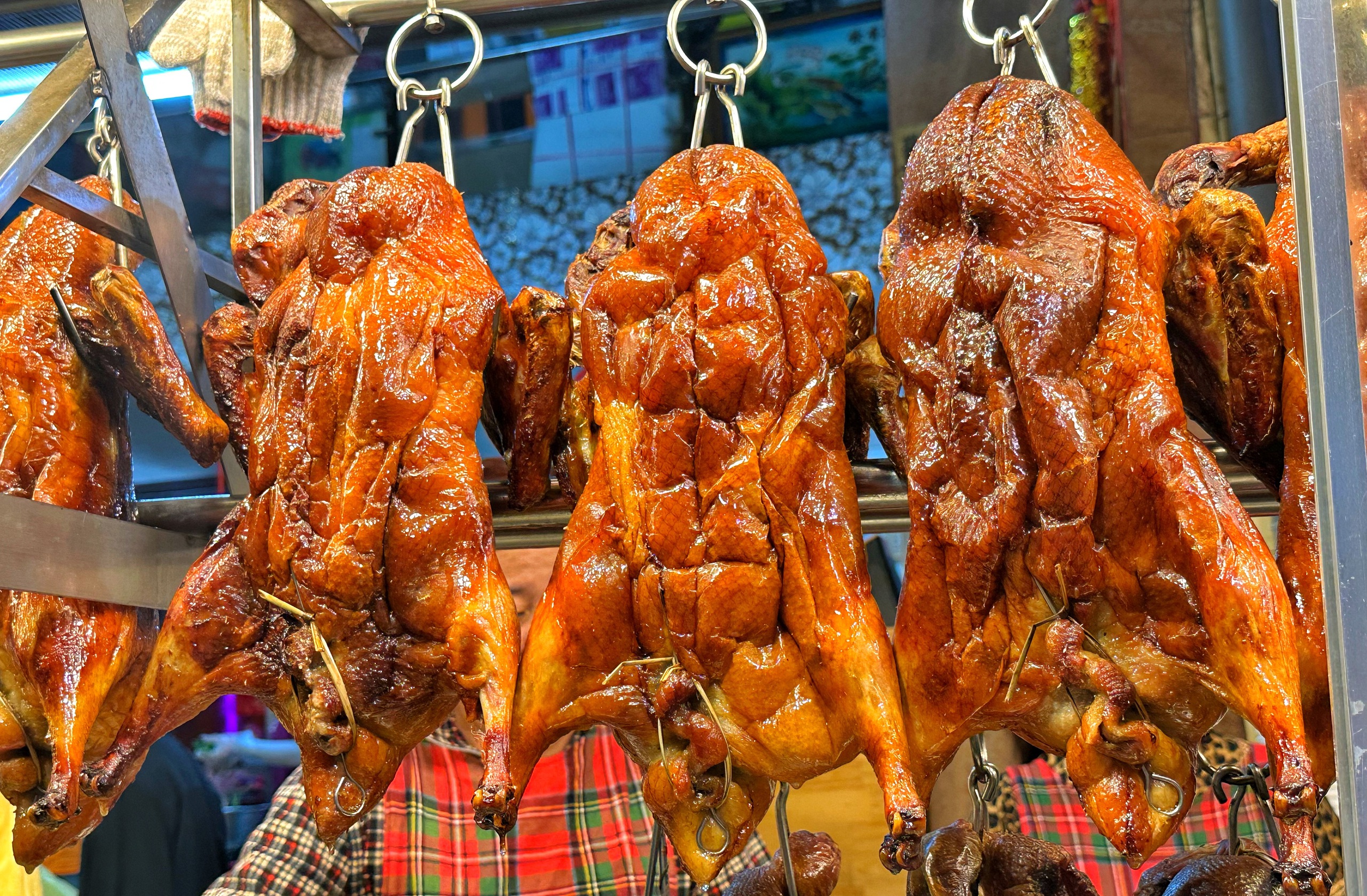 Sáng nay hàng dài người dân TP.HCM đội mưa mua vịt quay, heo quay ngày Thần tài - Ảnh 5.