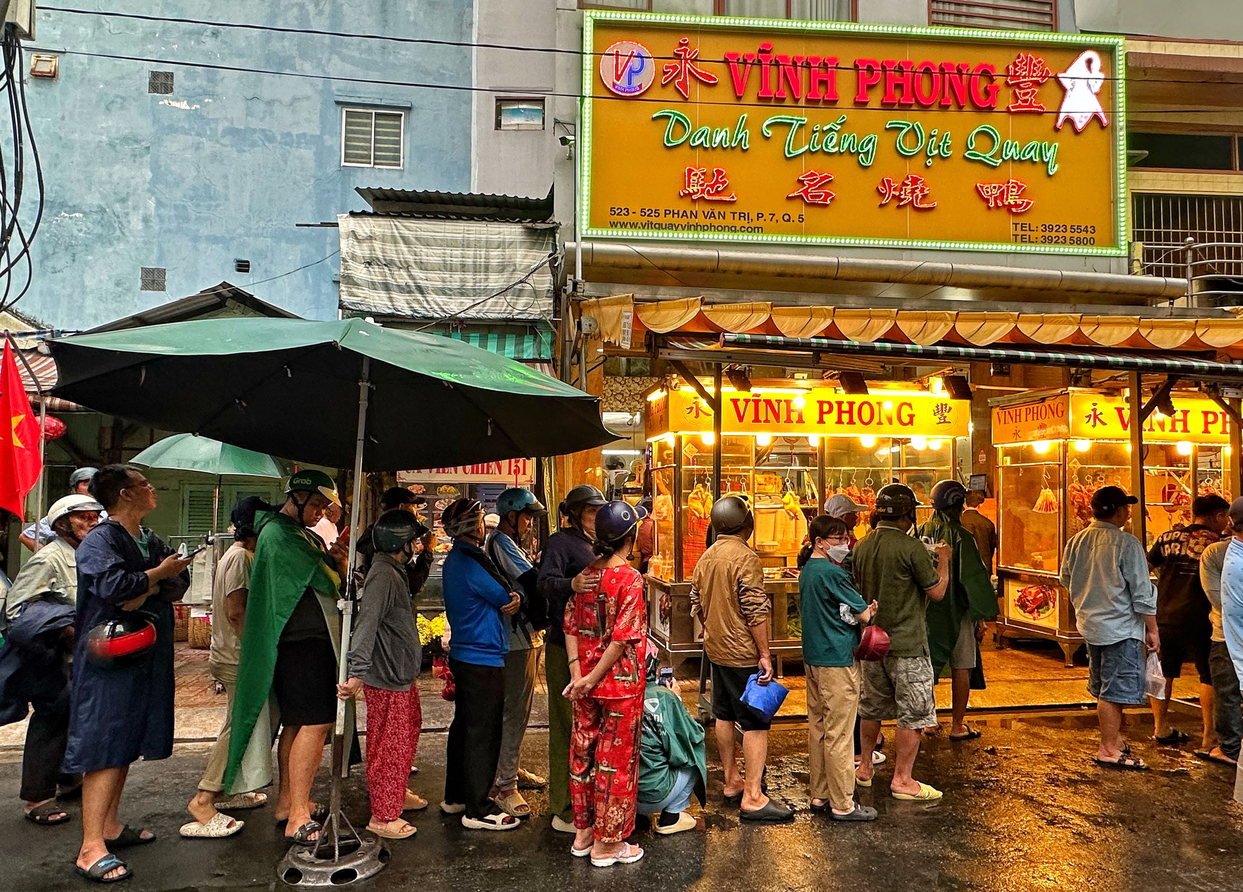 Sáng nay hàng dài người dân TP.HCM đội mưa mua vịt quay, heo quay ngày Thần tài - Ảnh 2.