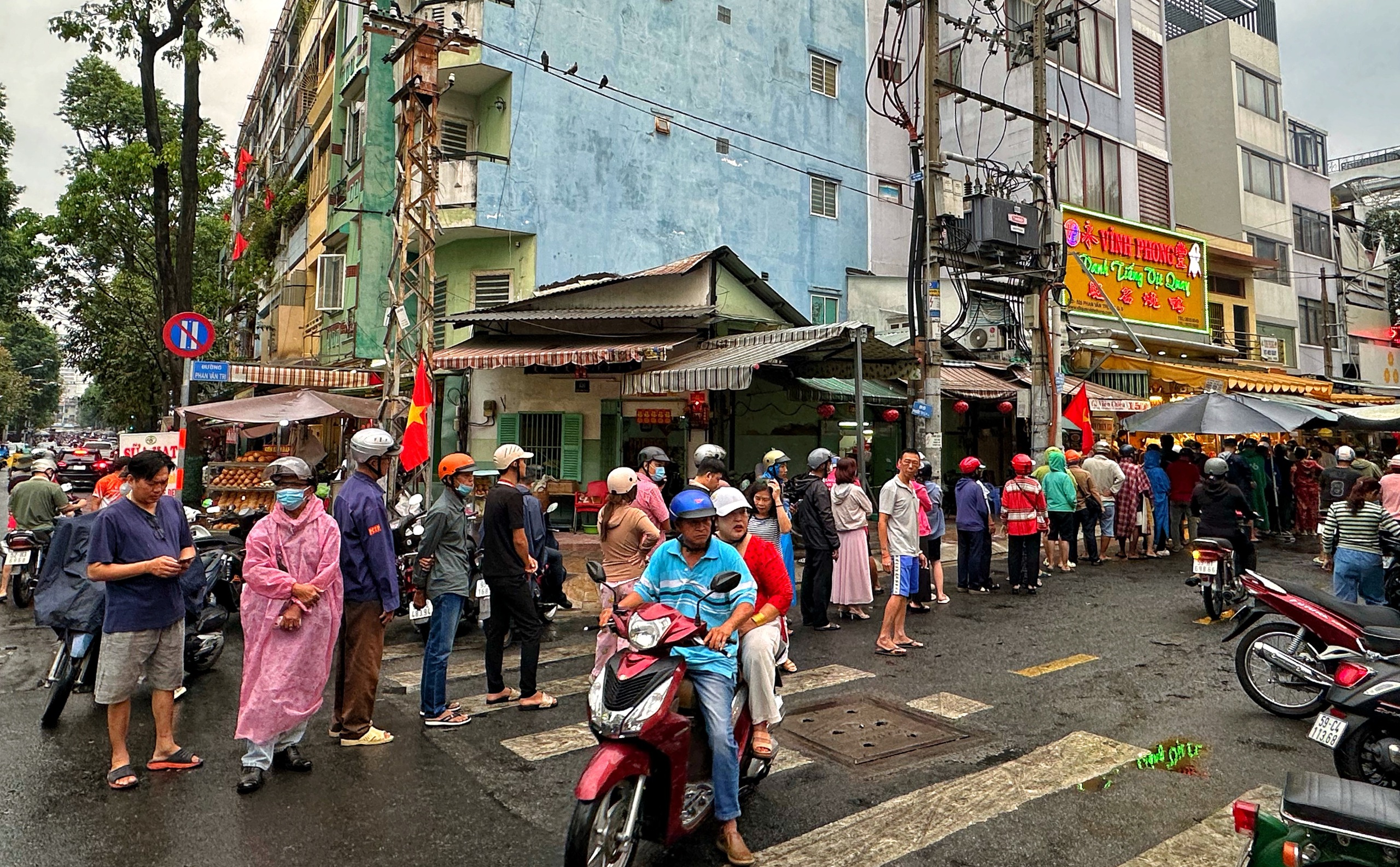 Sáng nay hàng dài người dân TP.HCM đội mưa mua vịt quay, heo quay ngày Thần tài - Ảnh 7.