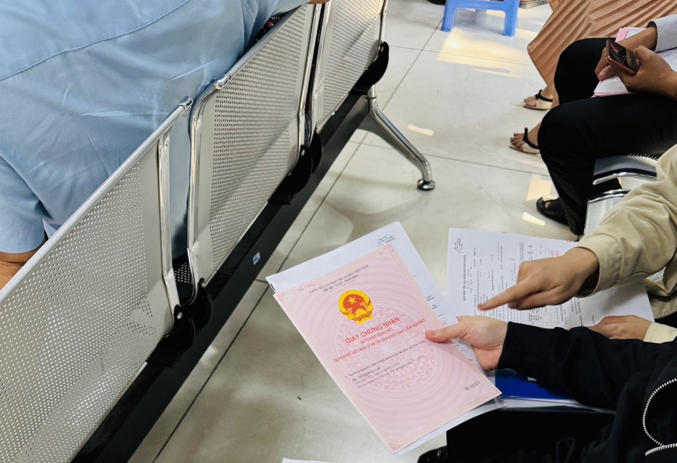 Lập đường dây nóng tiếp nhận, xử lý thông tin phản ánh vi phạm về đất đai- Ảnh 1. Lập đường dây nóng tiếp nhận, xử lý thông tin phản ánh vi phạm về đất đai- Ảnh 1.