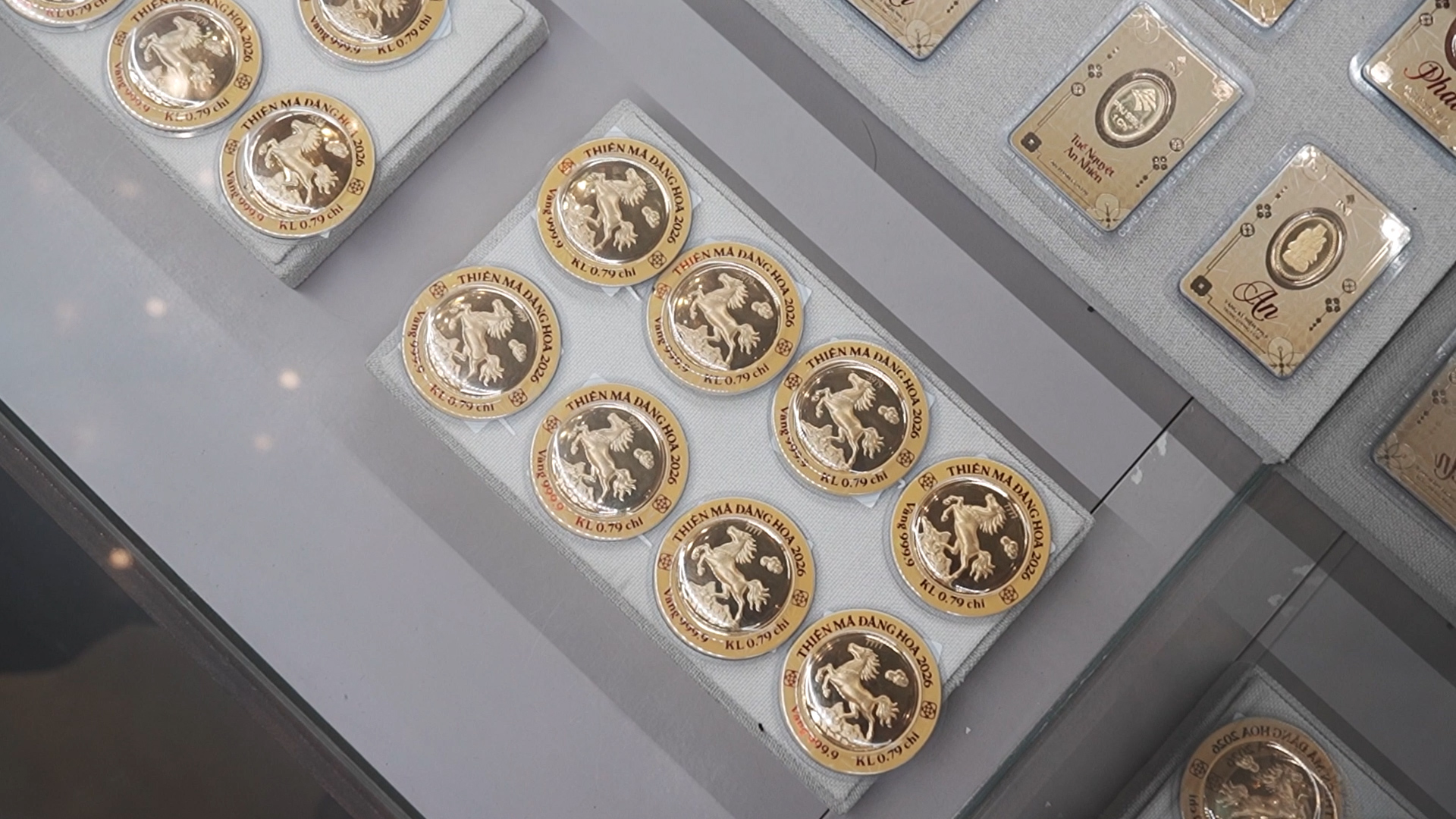 Cầm tiền thưởng đi mua v&agrave;ng v&iacute;a Thần t&agrave;i: - Ảnh 2.