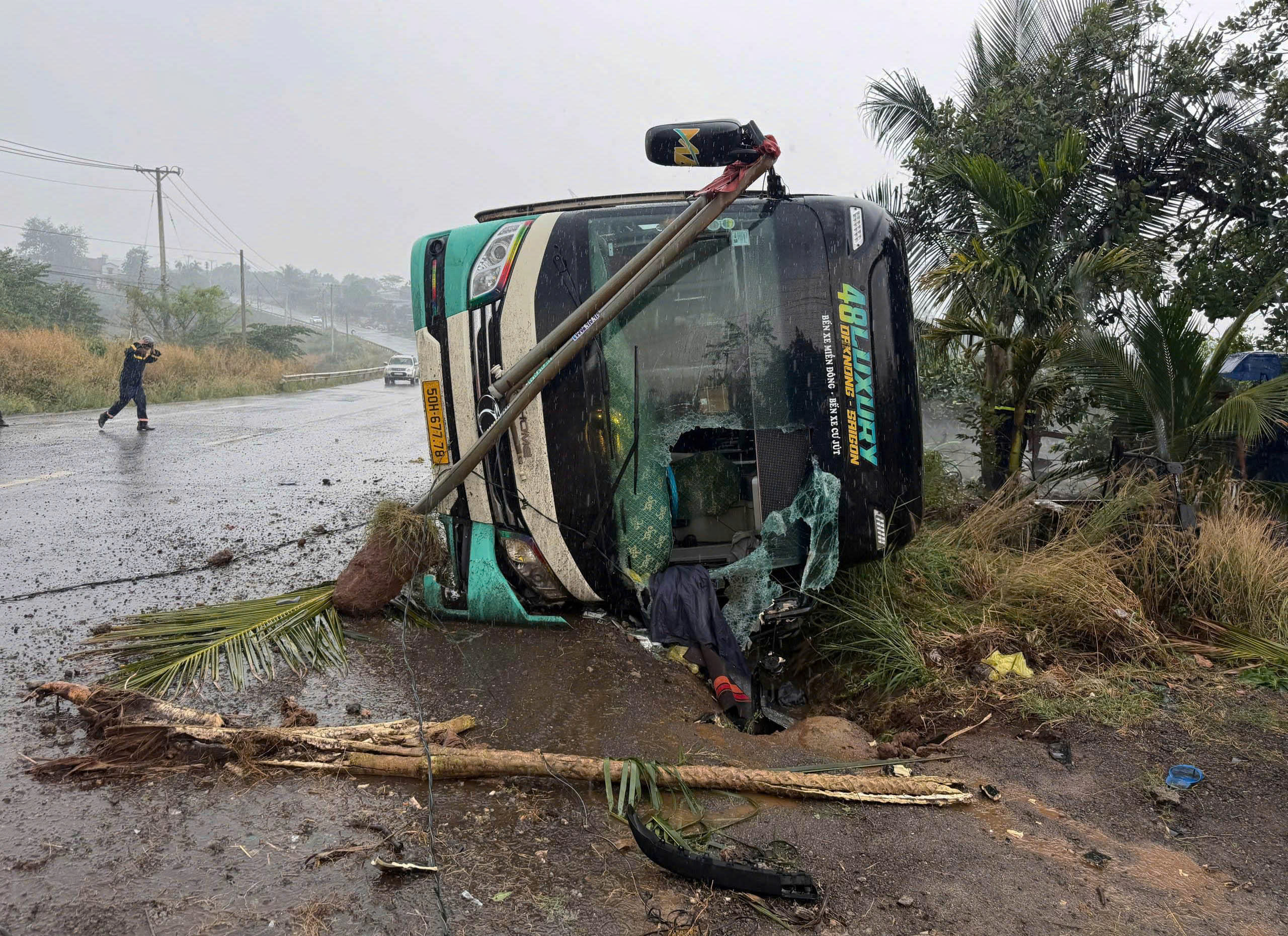 Lật xe khách trên quốc lộ 14 làm 1 người chết, 2 người bị thương - Ảnh 1.