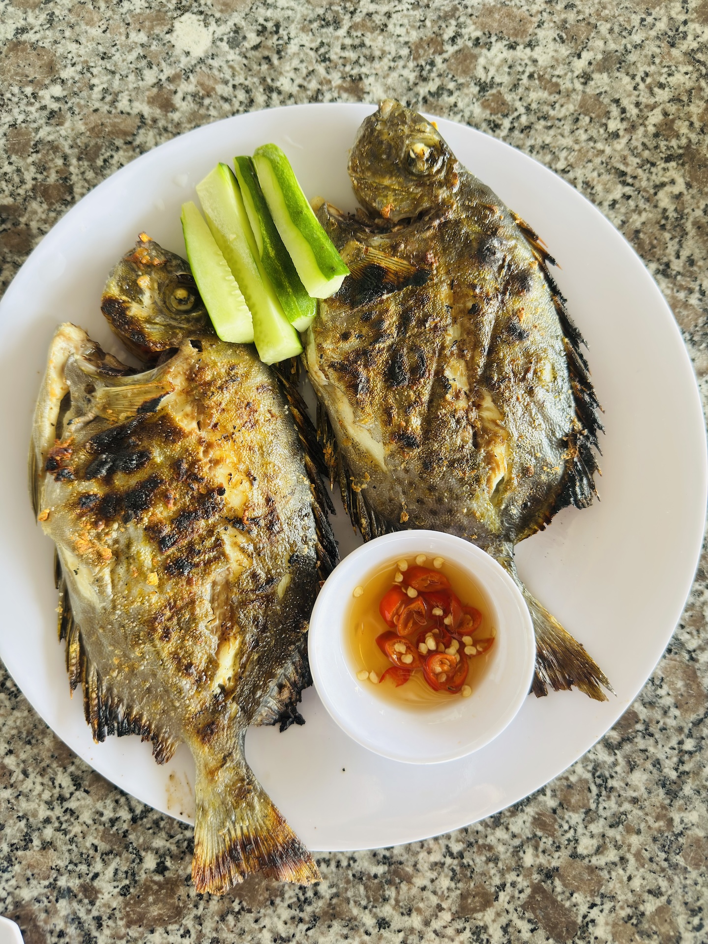 Cá dìa nướng thơm ngon gợi nhớ ký ức tuổi thơ trong ngày đầu năm 2026 - Ảnh 1. Cá dìa nướng thơm ngon gợi nhớ ký ức tuổi thơ trong ngày đầu năm 2026 - Ảnh 1.