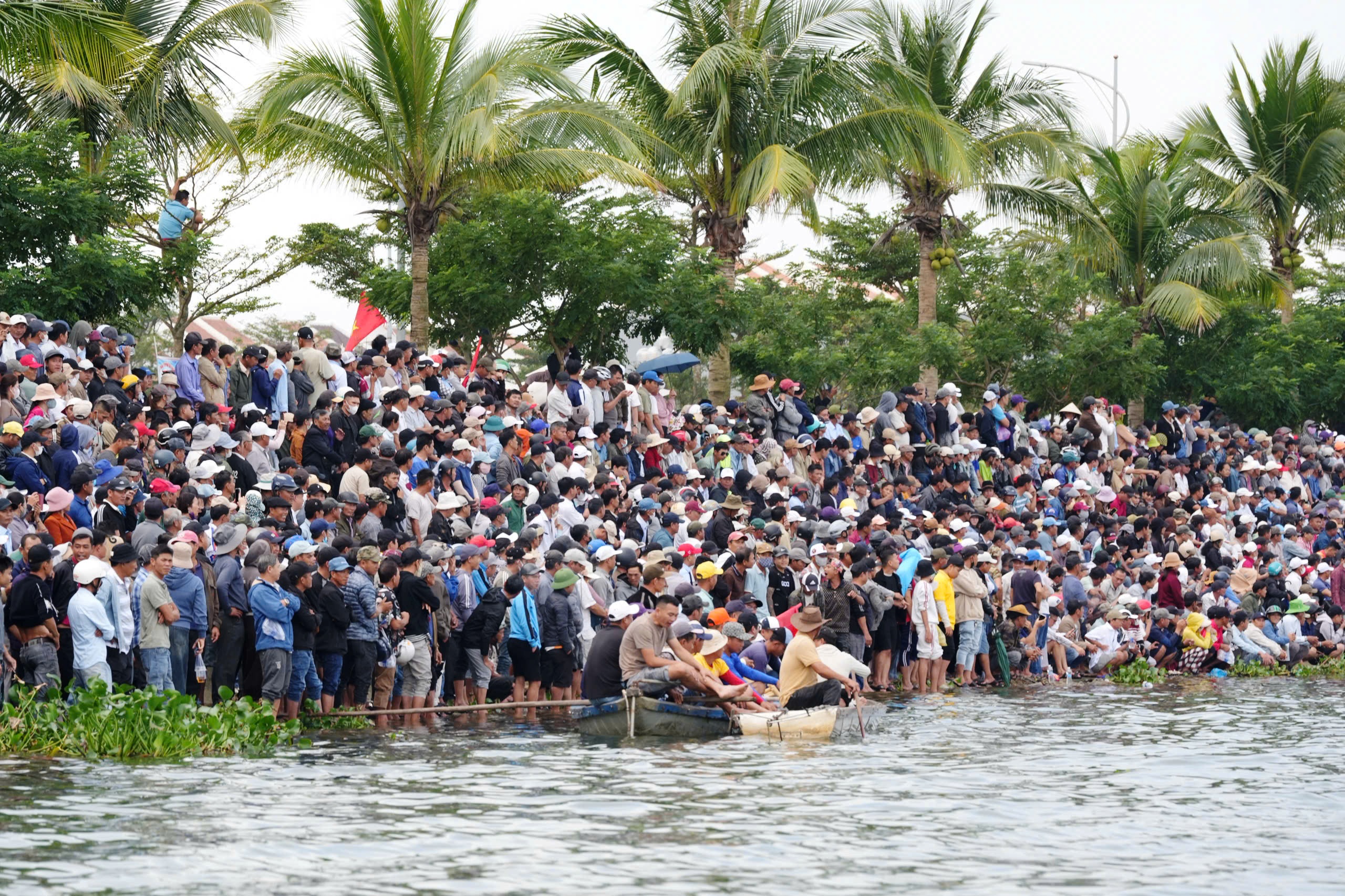 H&agrave;ng ngh&igrave;n người d&acirc;n chen ch&acirc;n, cổ vũ cuồng nhiệt giải đua thuyền tr&ecirc;n s&ocirc;ng Thu Bồn- Ảnh 6.