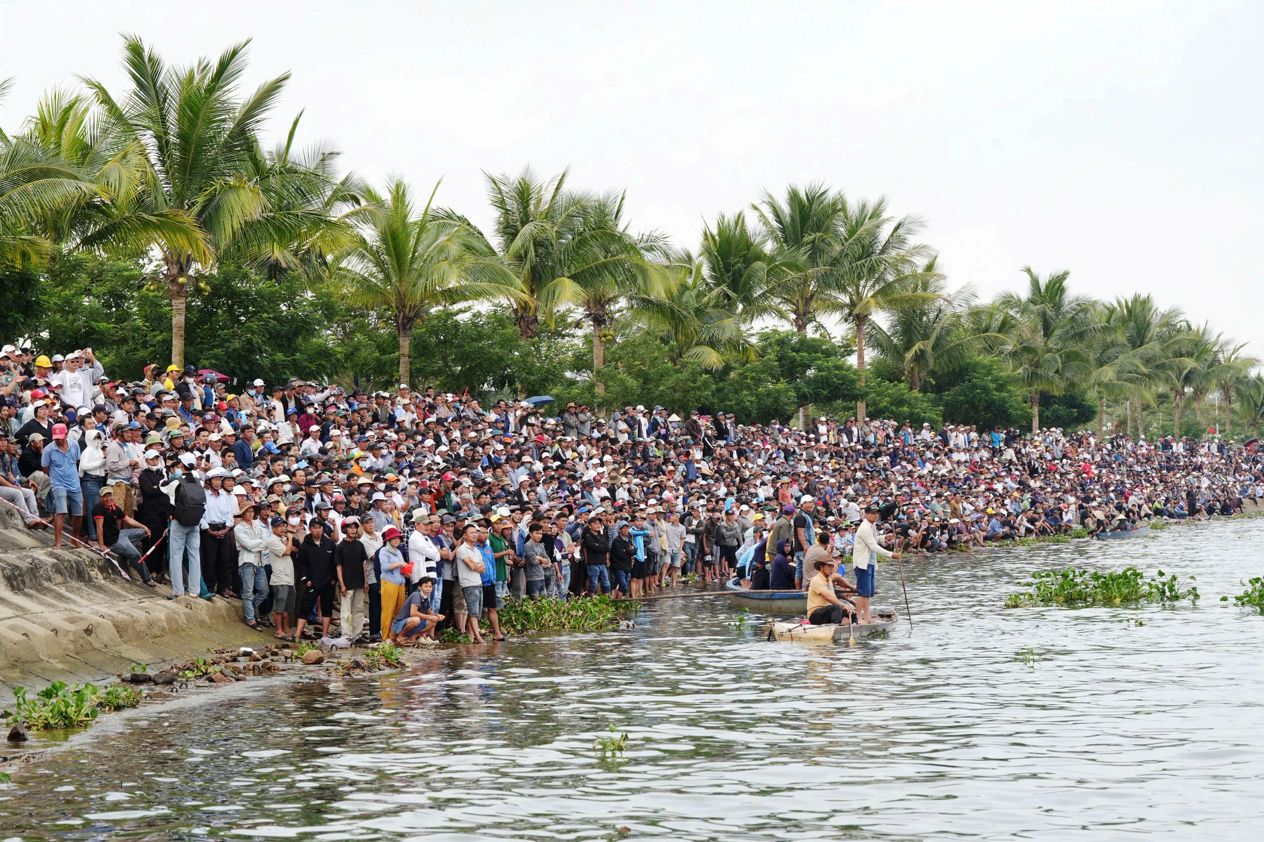 H&agrave;ng ngh&igrave;n người d&acirc;n chen ch&acirc;n, cổ vũ cuồng nhiệt giải đua thuyền tr&ecirc;n s&ocirc;ng Thu Bồn- Ảnh 5.