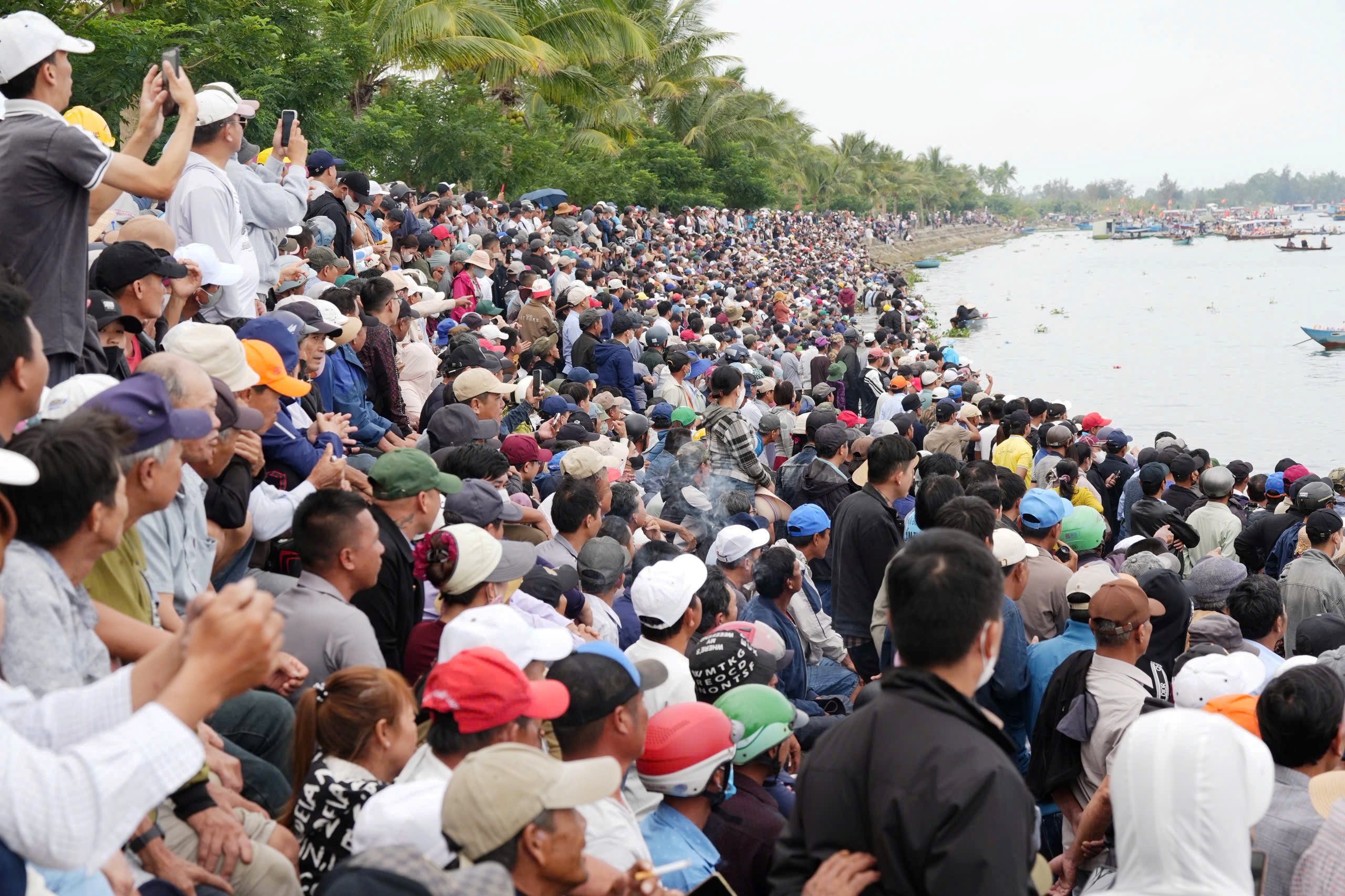 H&agrave;ng ngh&igrave;n người d&acirc;n chen ch&acirc;n, cổ vũ cuồng nhiệt giải đua thuyền tr&ecirc;n s&ocirc;ng Thu Bồn- Ảnh 1.