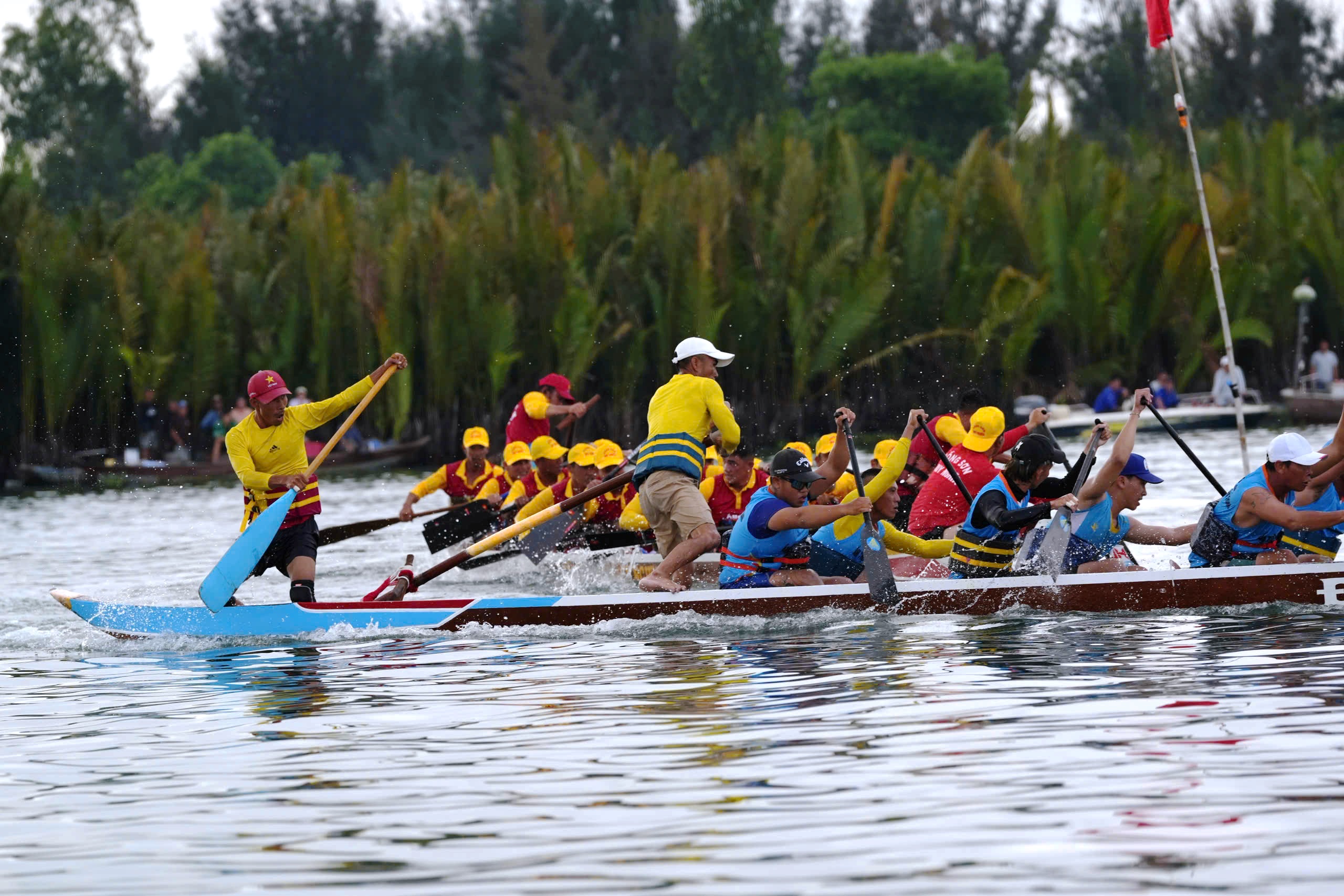 H&agrave;ng ngh&igrave;n người d&acirc;n chen ch&acirc;n, cổ vũ cuồng nhiệt giải đua thuyền tr&ecirc;n s&ocirc;ng Thu Bồn- Ảnh 7.