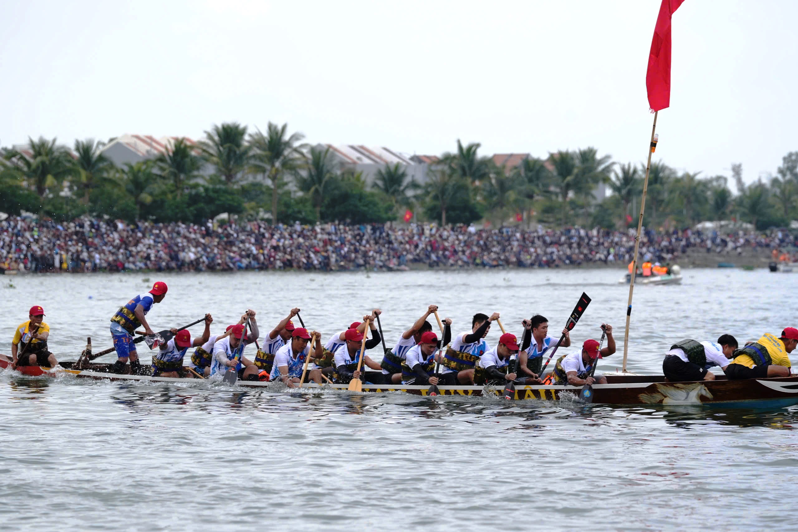 H&agrave;ng ngh&igrave;n người d&acirc;n chen ch&acirc;n, cổ vũ cuồng nhiệt giải đua thuyền tr&ecirc;n s&ocirc;ng Thu Bồn- Ảnh 3.