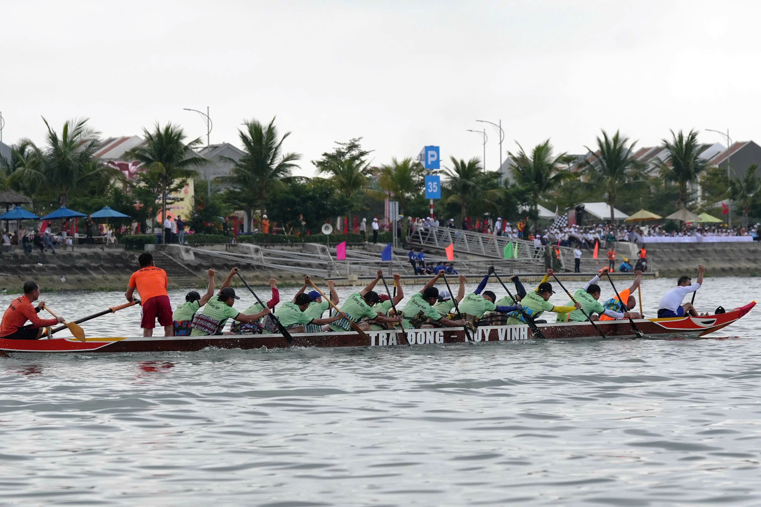 H&agrave;ng ngh&igrave;n người d&acirc;n chen ch&acirc;n, cổ vũ cuồng nhiệt giải đua thuyền tr&ecirc;n s&ocirc;ng Thu Bồn- Ảnh 11.