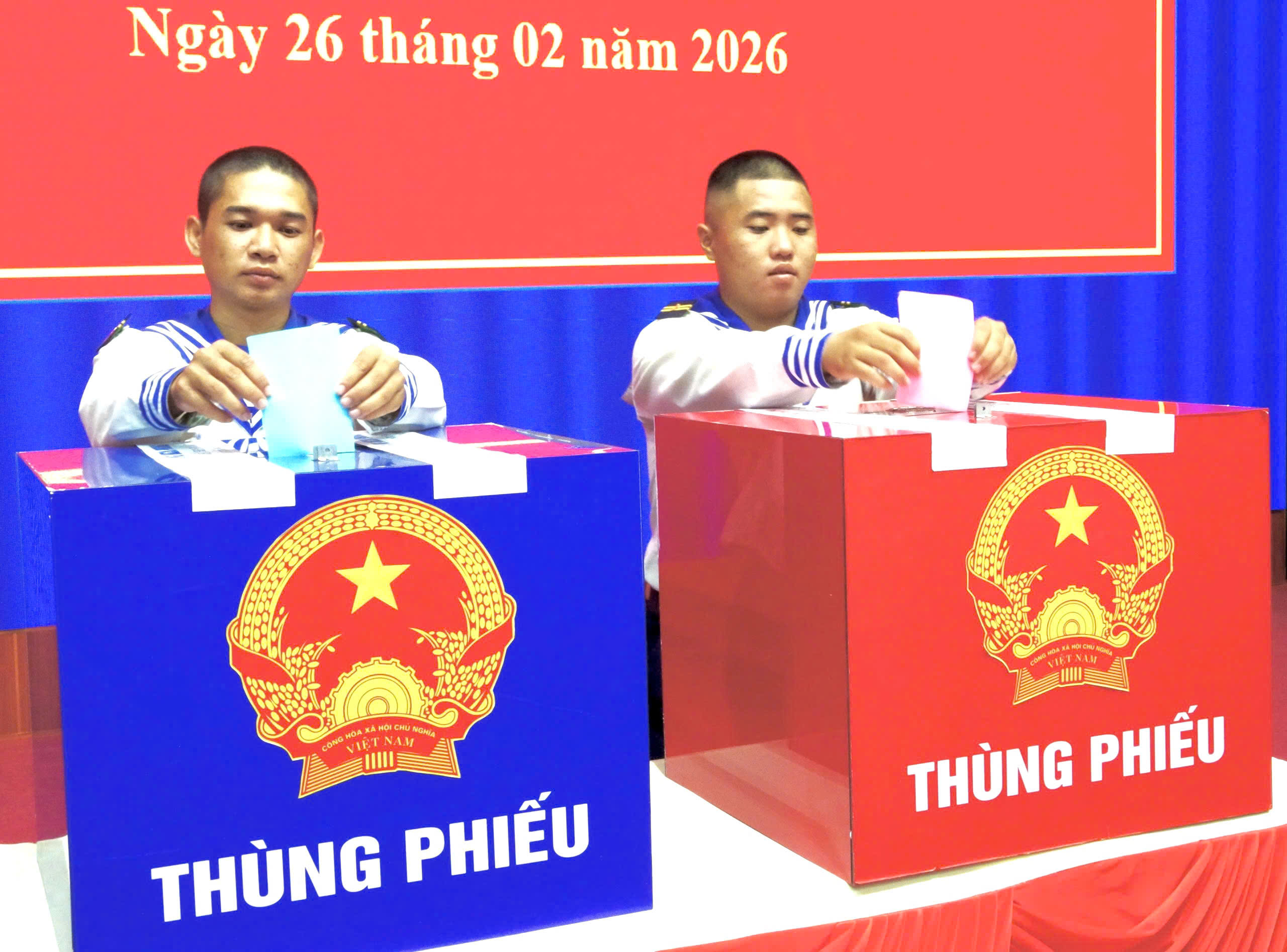 Vùng 2 Hải quân bầu cử sớm tại bến, đưa thùng phiếu ra nhà giàn DK1 - Ảnh 2.