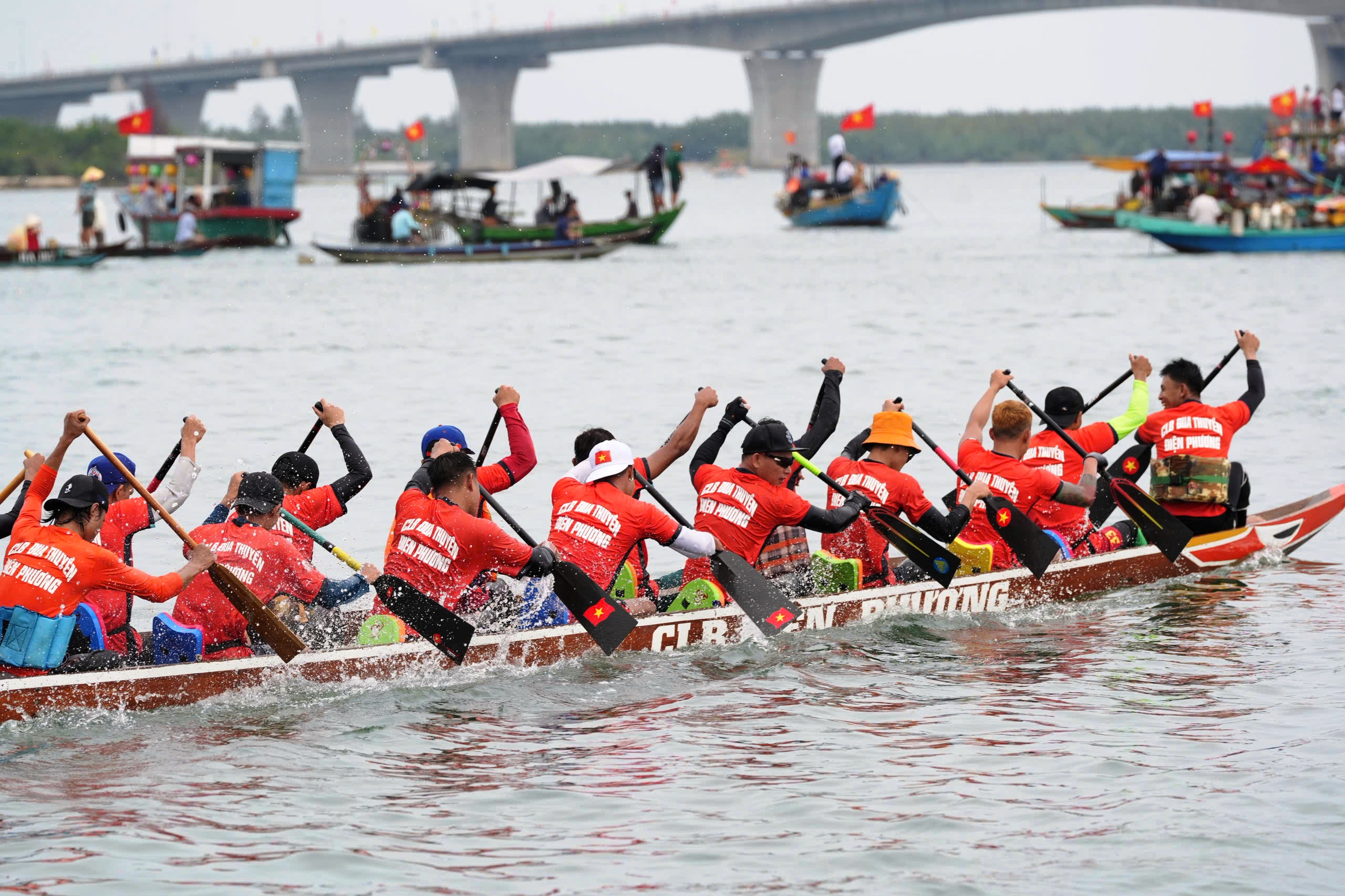 H&agrave;ng ngh&igrave;n người d&acirc;n chen ch&acirc;n, cổ vũ cuồng nhiệt giải đua thuyền tr&ecirc;n s&ocirc;ng Thu Bồn- Ảnh 8.