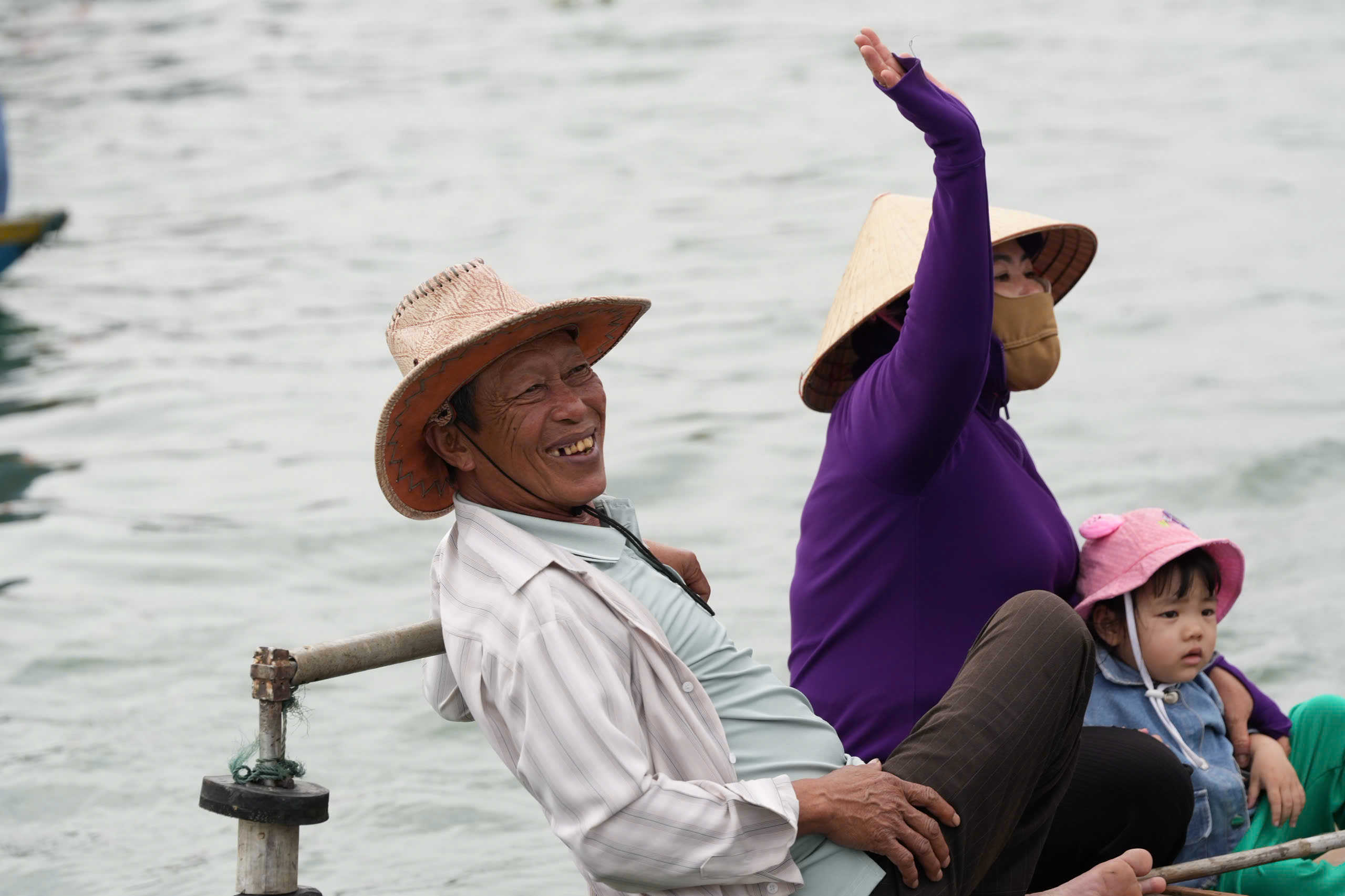 H&agrave;ng ngh&igrave;n người d&acirc;n chen ch&acirc;n, cổ vũ cuồng nhiệt giải đua thuyền tr&ecirc;n s&ocirc;ng Thu Bồn- Ảnh 14.