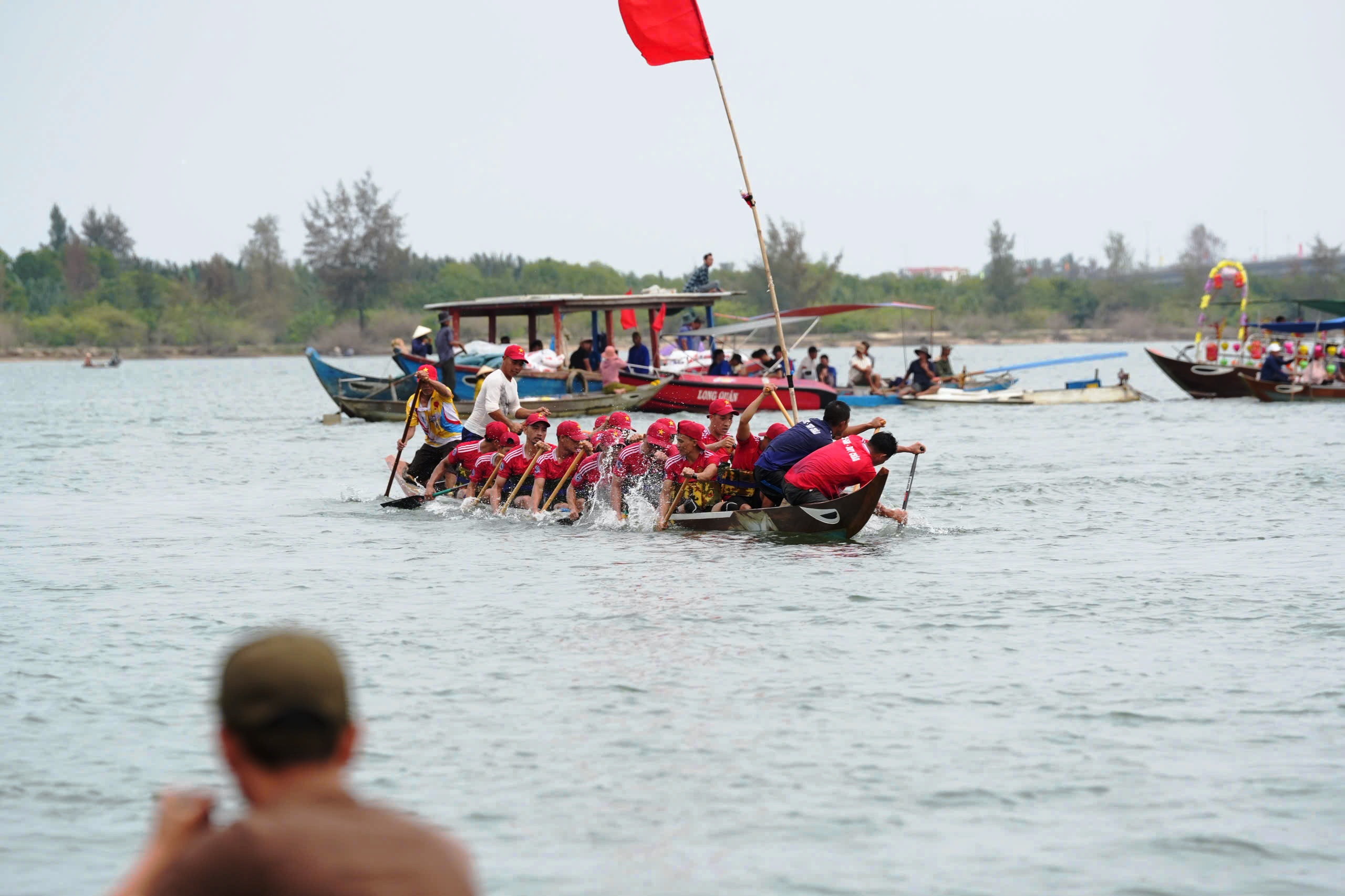 H&agrave;ng ngh&igrave;n người d&acirc;n chen ch&acirc;n, cổ vũ cuồng nhiệt giải đua thuyền tr&ecirc;n s&ocirc;ng Thu Bồn- Ảnh 15.