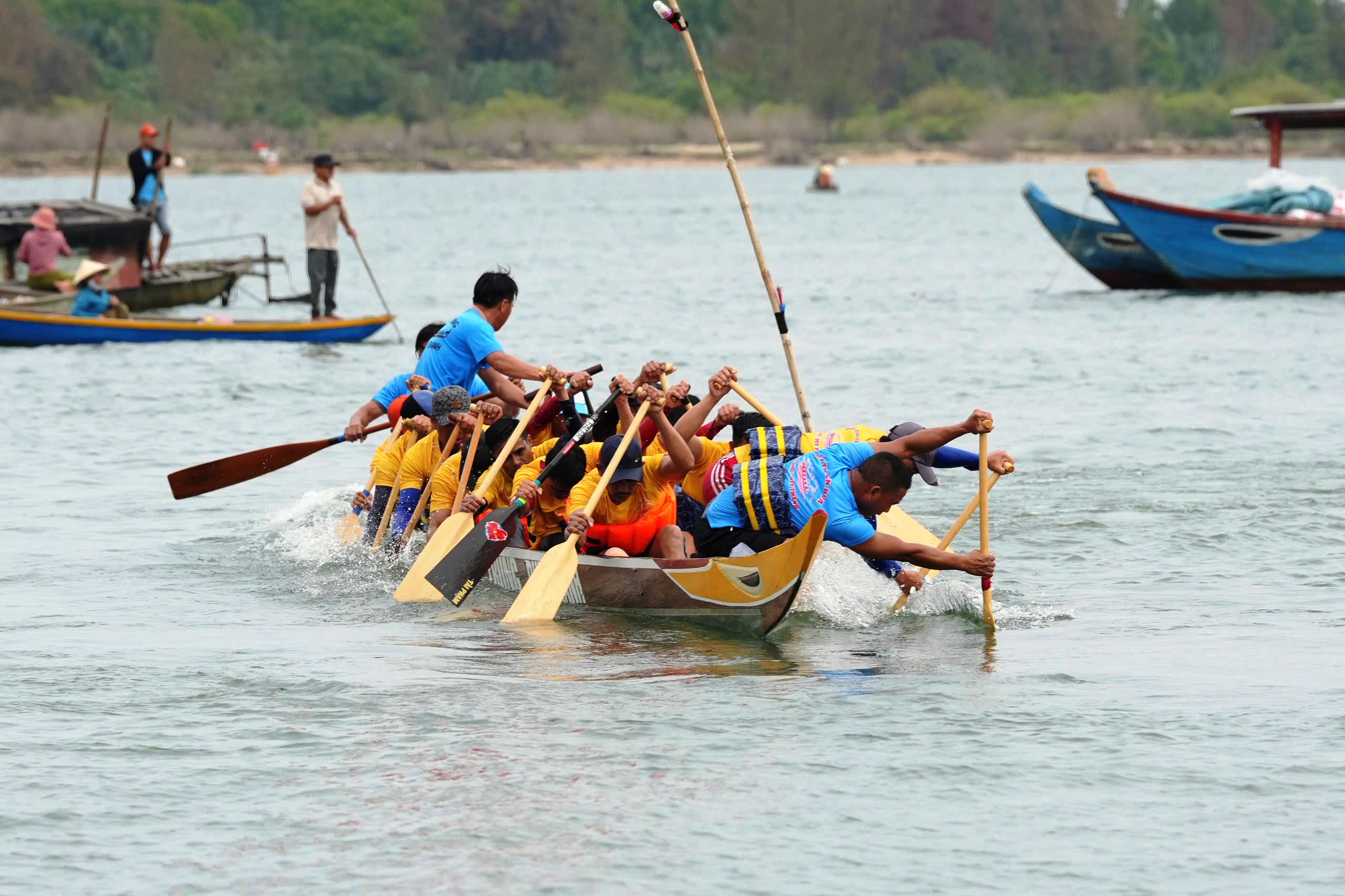H&agrave;ng ngh&igrave;n người d&acirc;n chen ch&acirc;n, cổ vũ cuồng nhiệt giải đua thuyền tr&ecirc;n s&ocirc;ng Thu Bồn- Ảnh 9.