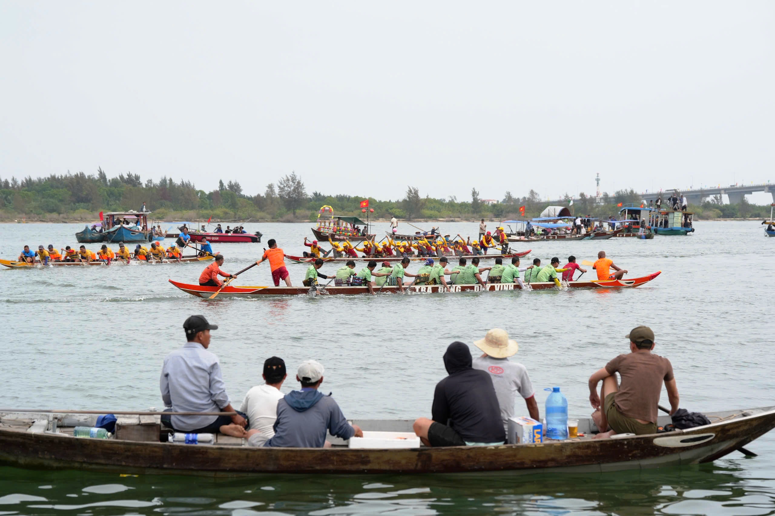 H&agrave;ng ngh&igrave;n người d&acirc;n chen ch&acirc;n, cổ vũ cuồng nhiệt giải đua thuyền tr&ecirc;n s&ocirc;ng Thu Bồn- Ảnh 4.