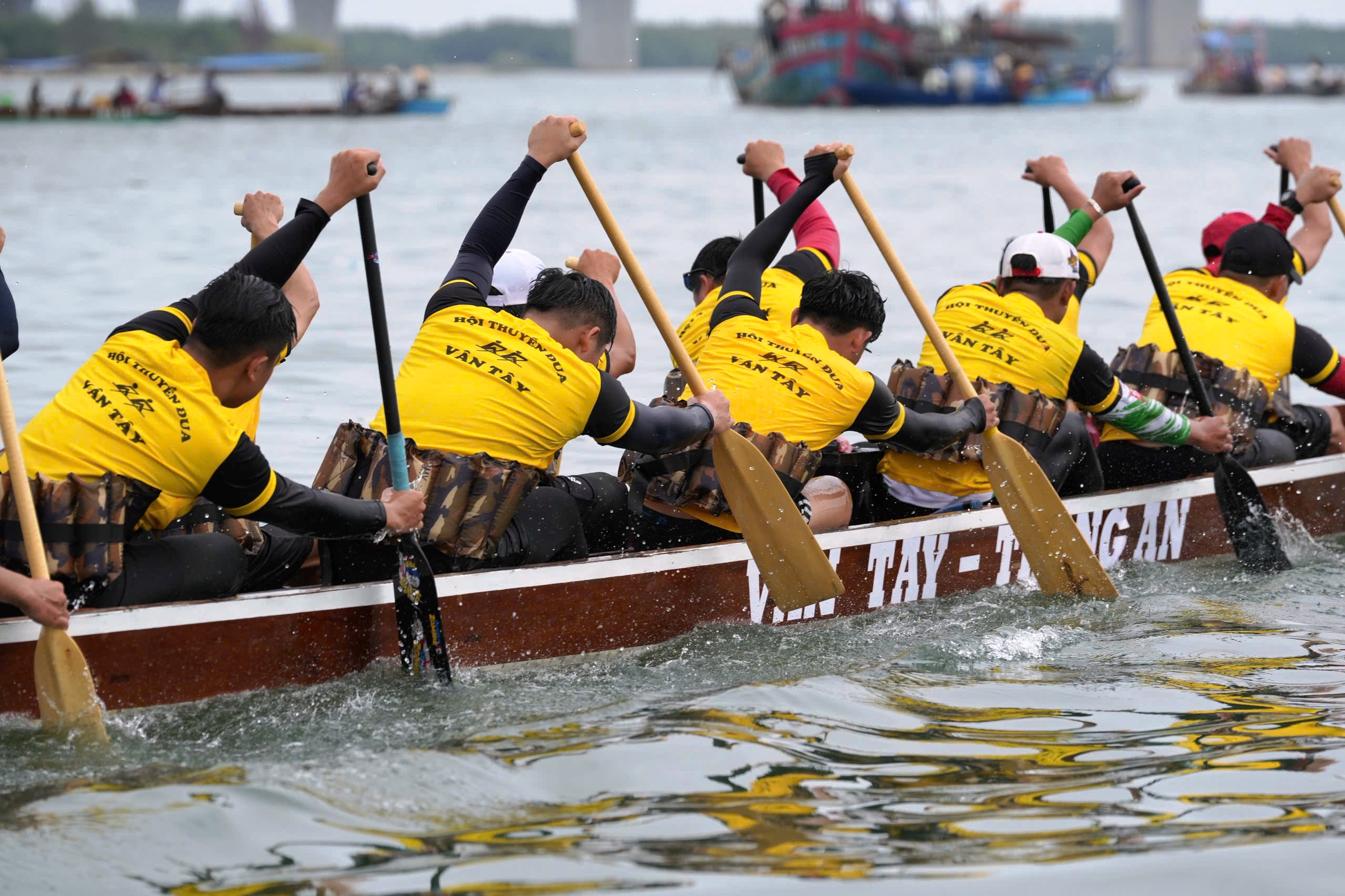 H&agrave;ng ngh&igrave;n người d&acirc;n chen ch&acirc;n, cổ vũ cuồng nhiệt giải đua thuyền tr&ecirc;n s&ocirc;ng Thu Bồn- Ảnh 2.