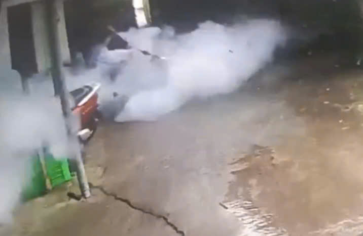 Nổ bình nén khí ở xã Long Hải: 2 người bị thương, 1 người tử vong - Ảnh 3. Nổ bình nén khí ở xã Long Hải: 2 người bị thương, 1 người tử vong - Ảnh 3.