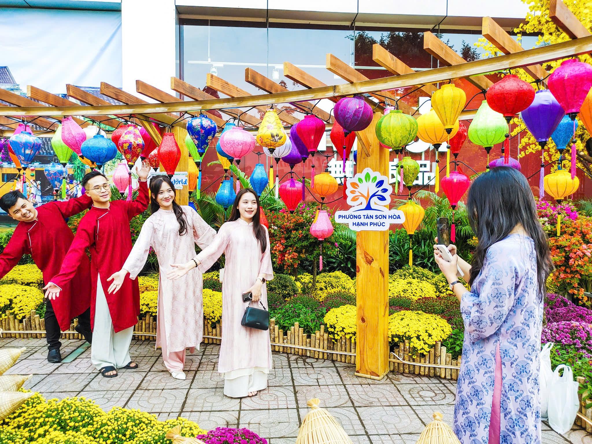 Đường hoa xuân Menas đón hơn 500.000 lượt khách du xuân - Ảnh 1.