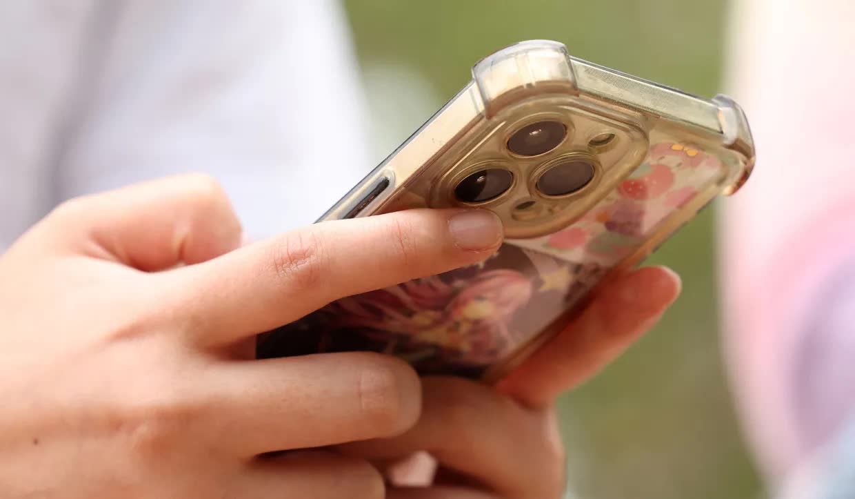 Giá smartphone tăng phi mã, ốp lưng đang trở thành phụ kiện cấp thiết - Ảnh 2.