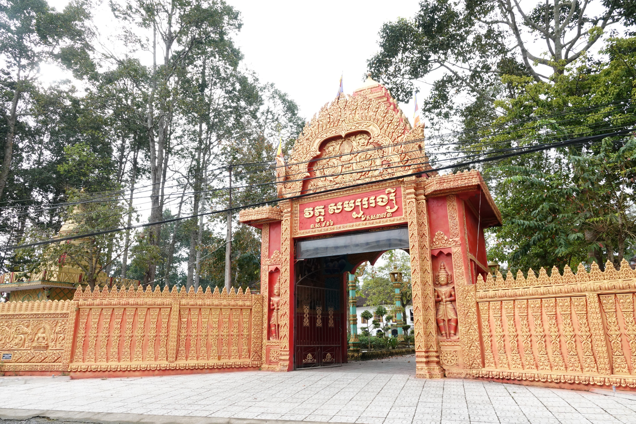 Ch&ugrave;a cổ Săm Pua v&agrave; tấm bia đ&aacute; khổng lồ b&iacute; ẩn - Ảnh 1.