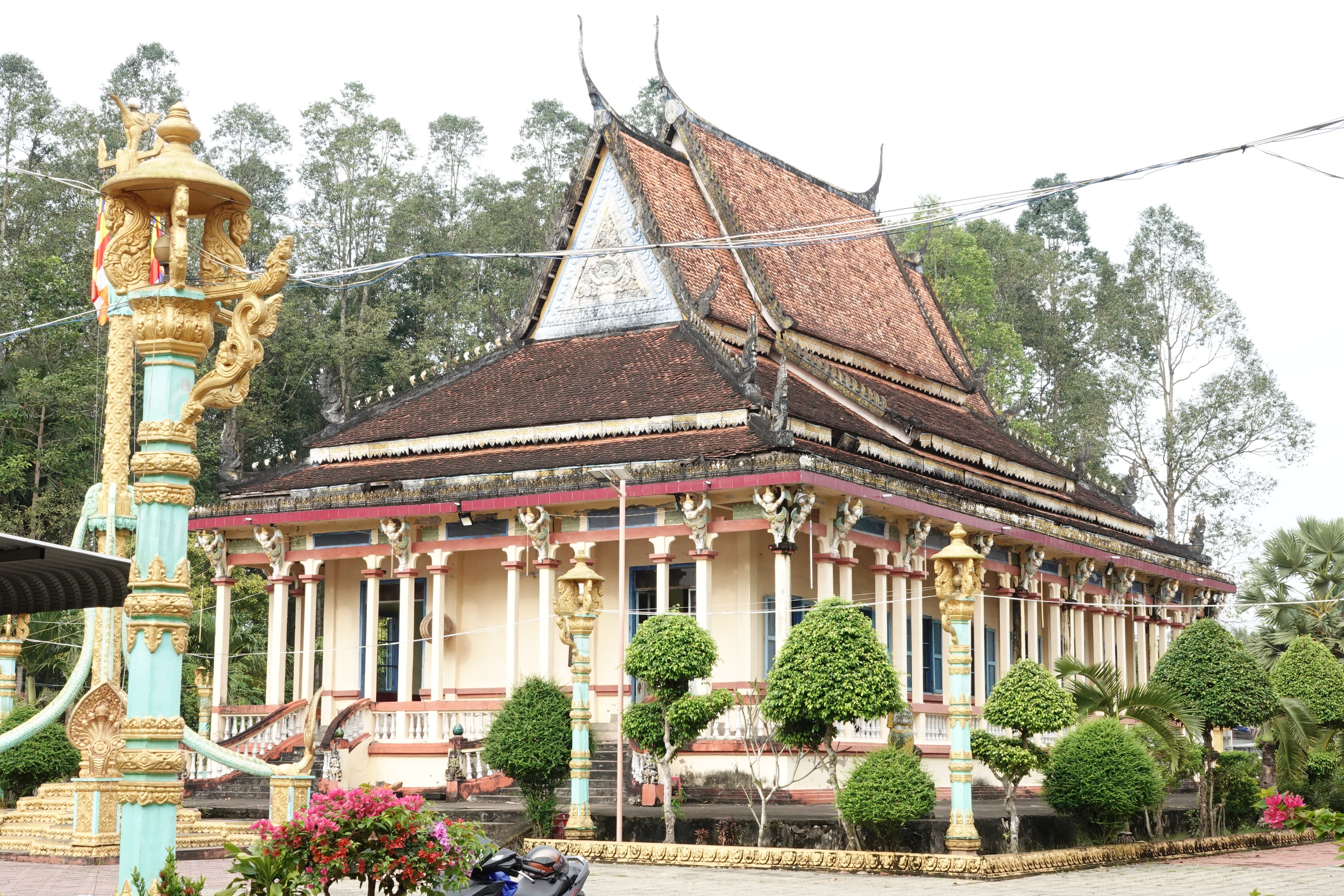 Ch&ugrave;a cổ Săm Pua v&agrave; tấm bia đ&aacute; khổng lồ b&iacute; ẩn - Ảnh 2.