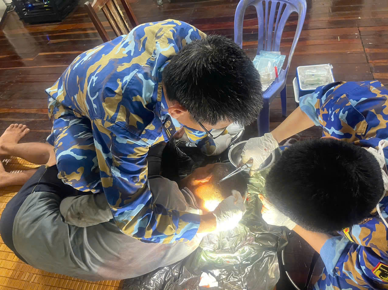 Vùng 2 Hải quân hỗ trợ ngư dân bám biển: Điểm tựa vững chắc giữa trùng khơi - Ảnh 3. Vùng 2 Hải quân hỗ trợ ngư dân bám biển: Điểm tựa vững chắc giữa trùng khơi - Ảnh 3.