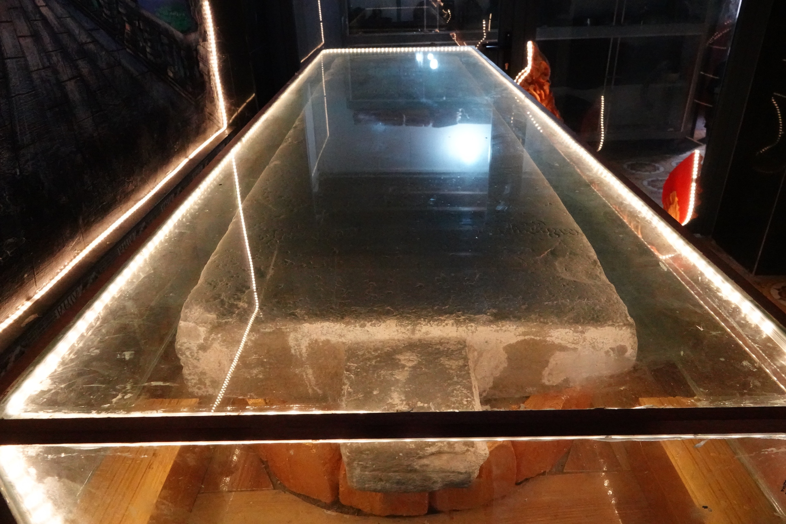 Ch&ugrave;a cổ Săm Pua v&agrave; tấm bia đ&aacute; khổng lồ b&iacute; ẩn - Ảnh 4.