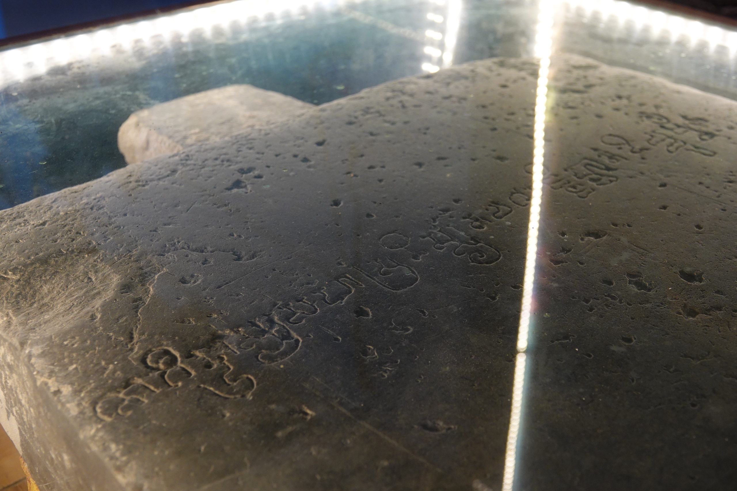 Ch&ugrave;a cổ Săm Pua v&agrave; tấm bia đ&aacute; khổng lồ b&iacute; ẩn - Ảnh 5.