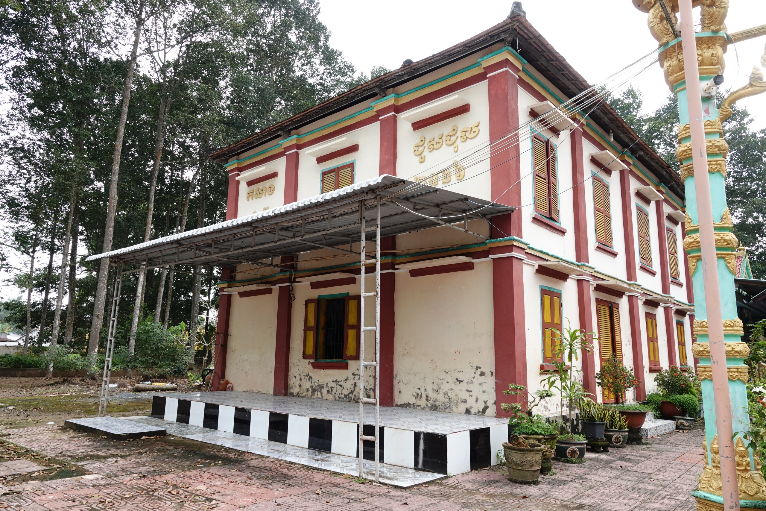 Ch&ugrave;a cổ Săm Pua v&agrave; tấm bia đ&aacute; khổng lồ b&iacute; ẩn - Ảnh 8.