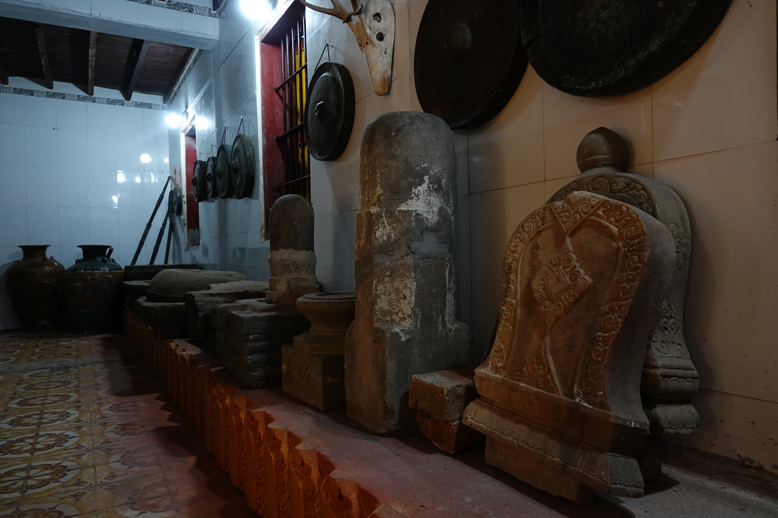 Ch&ugrave;a cổ Săm Pua v&agrave; tấm bia đ&aacute; khổng lồ b&iacute; ẩn - Ảnh 9.