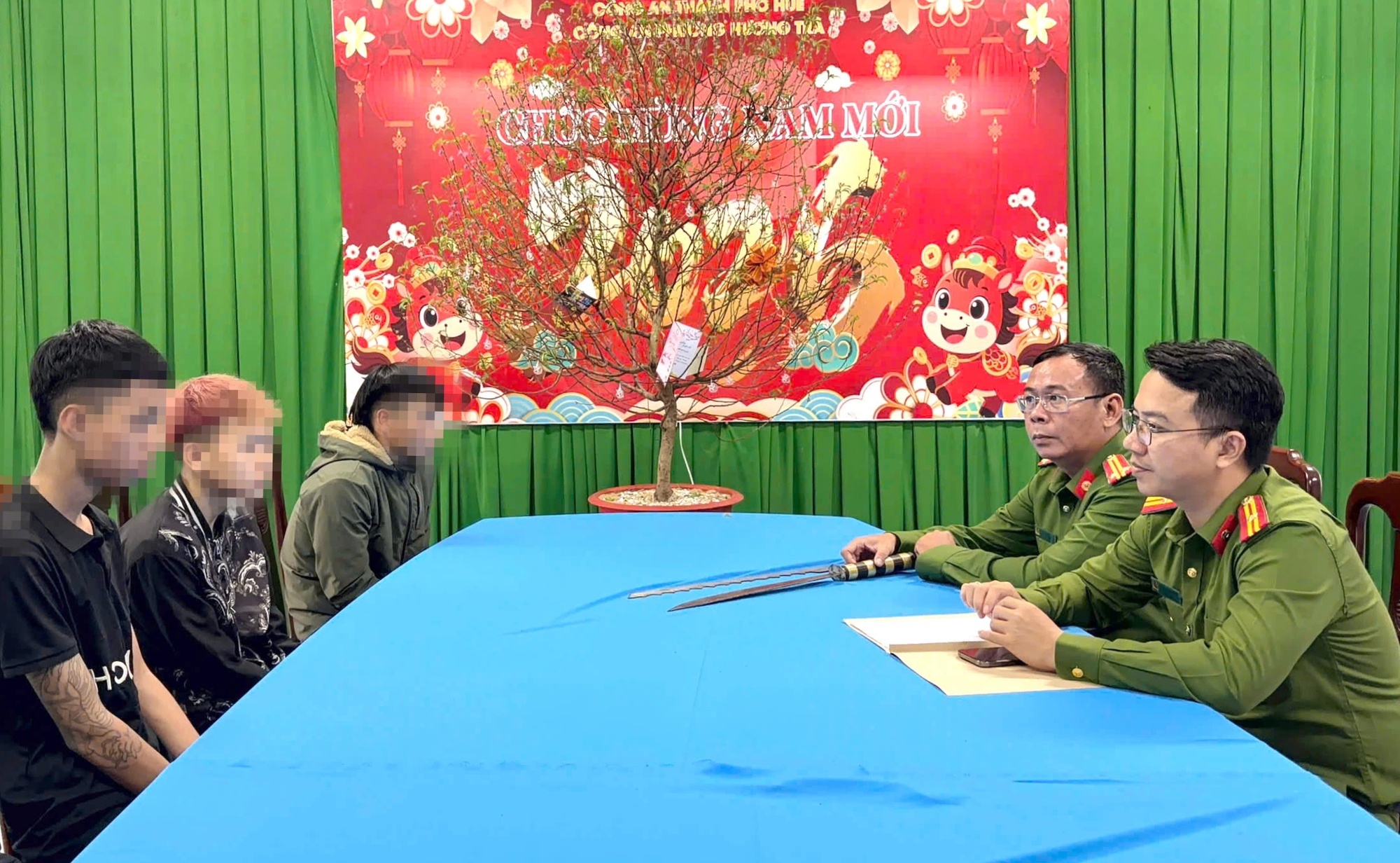 Triệu tập nhóm thanh thiếu niên cầm hung khí quay TikTok tại TP . Huế năm 2026 - Ảnh 1. Triệu tập nhóm thanh thiếu niên cầm hung khí quay TikTok tại TP . Huế năm 2026 - Ảnh 1.