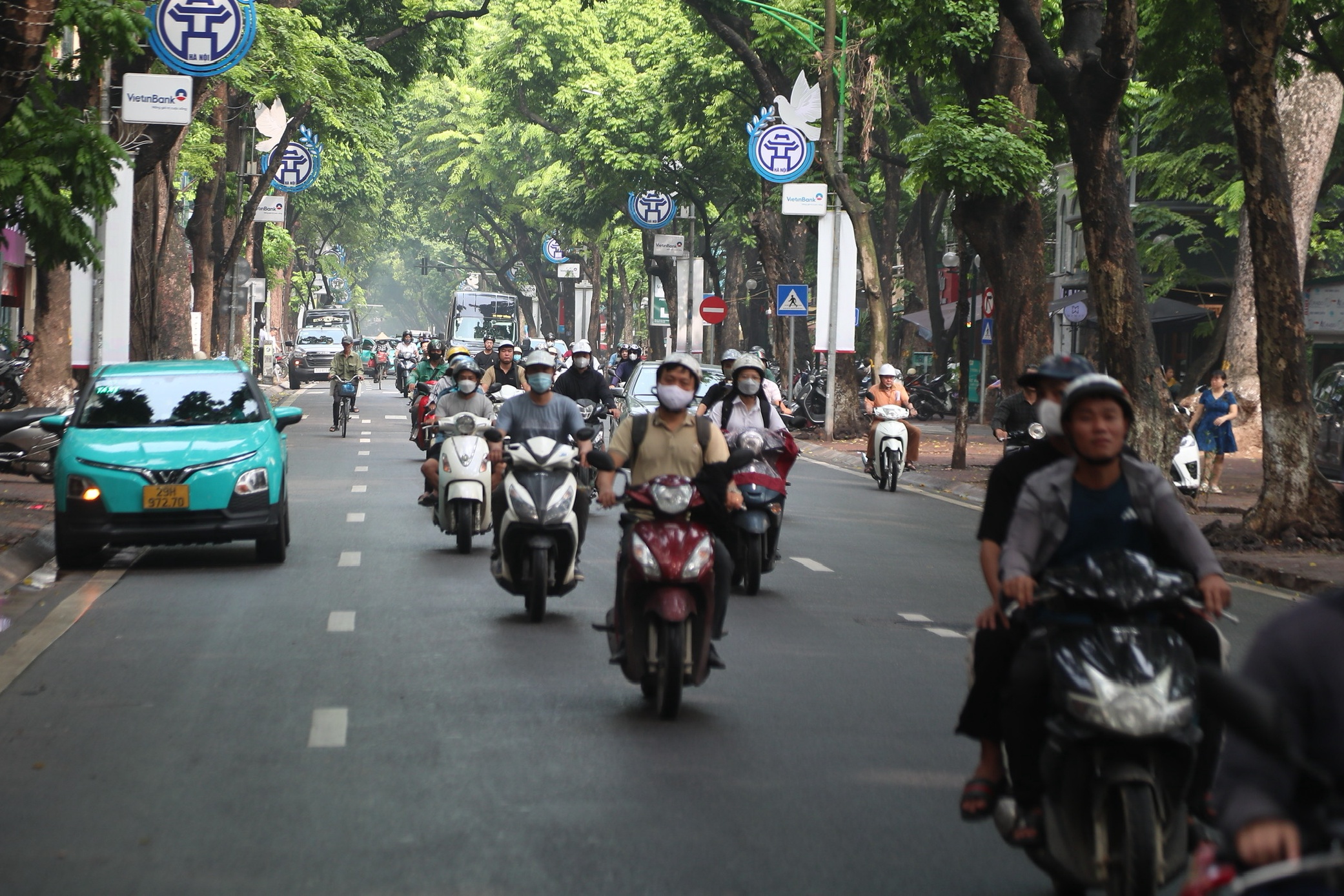 Chậm nhất đến 2030, Hà Nội sẽ chuyển đổi toàn bộ taxi xăng dầu sang taxi điện - Ảnh 1.