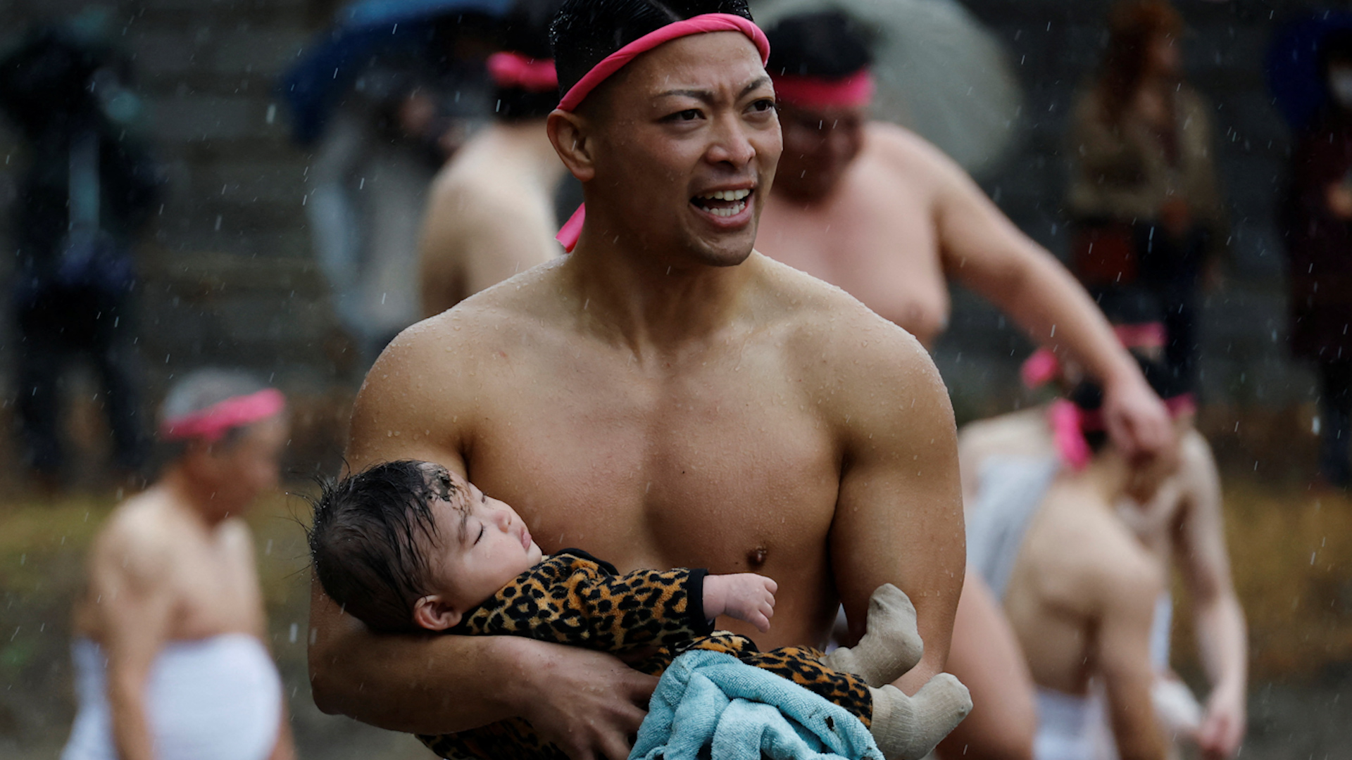 Đến Nhật Bản xem vật lộn dưới b&ugrave;n trong lễ hội truyền thống &lsquo;khỏa th&acirc;n&rsquo; - Ảnh 1.