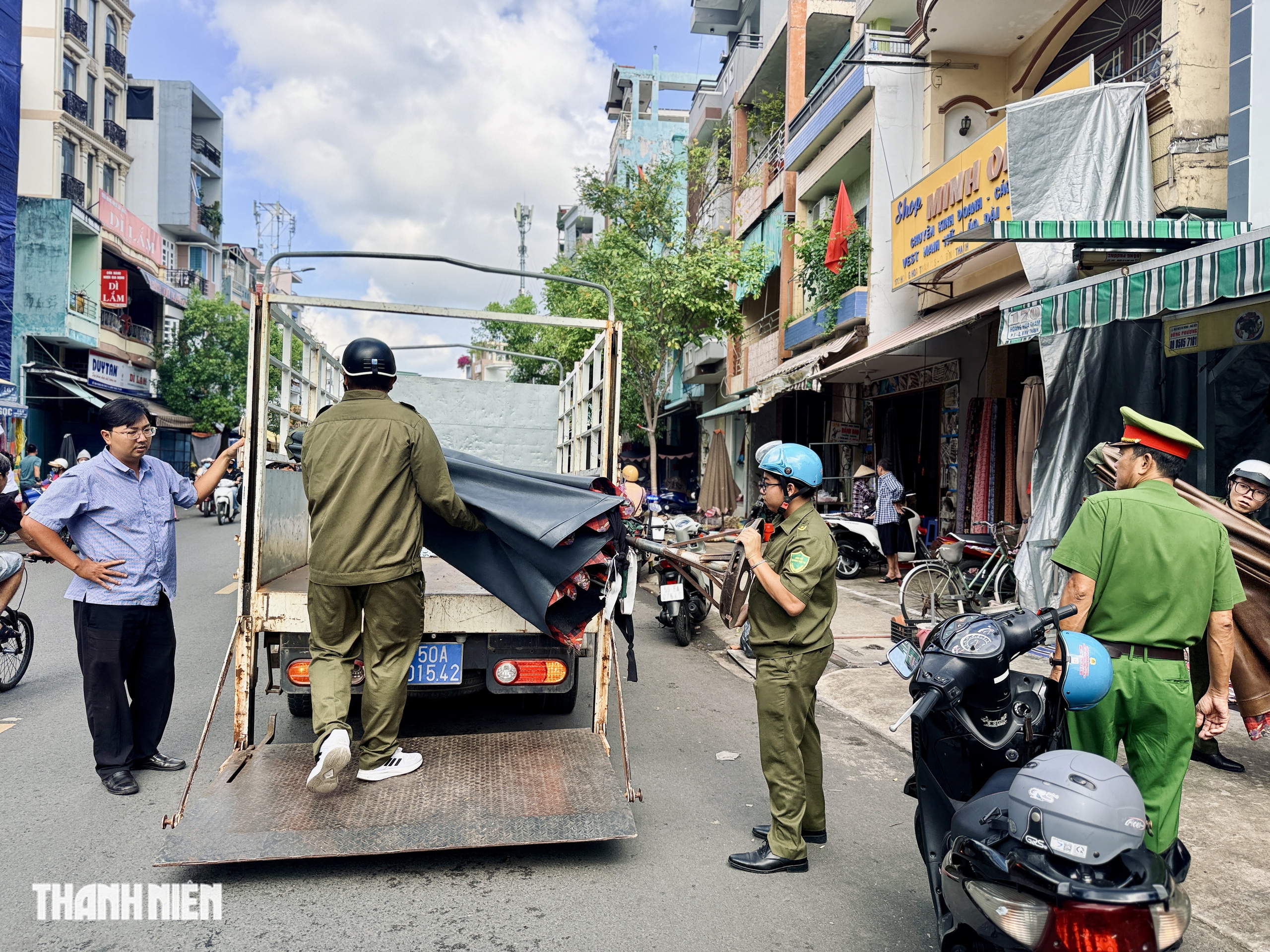 TP.HCM xử l&yacute; lấn chiếm vỉa h&egrave;: 'M&igrave;nh dọn, người kh&aacute;c b&agrave;y th&igrave; sao b&aacute;n?'  - Ảnh 2.
